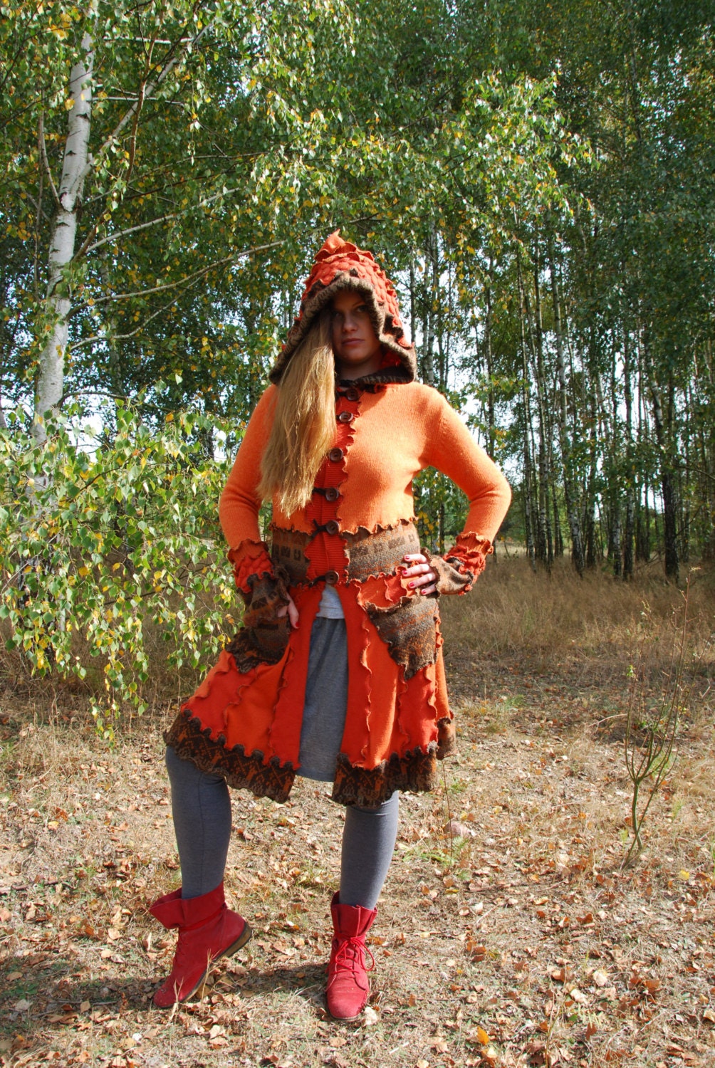 Lisi Spryt: Elfia Szata Midi z Kapturem – Pomarańcz i Brąz w Jesiennym Tańcu