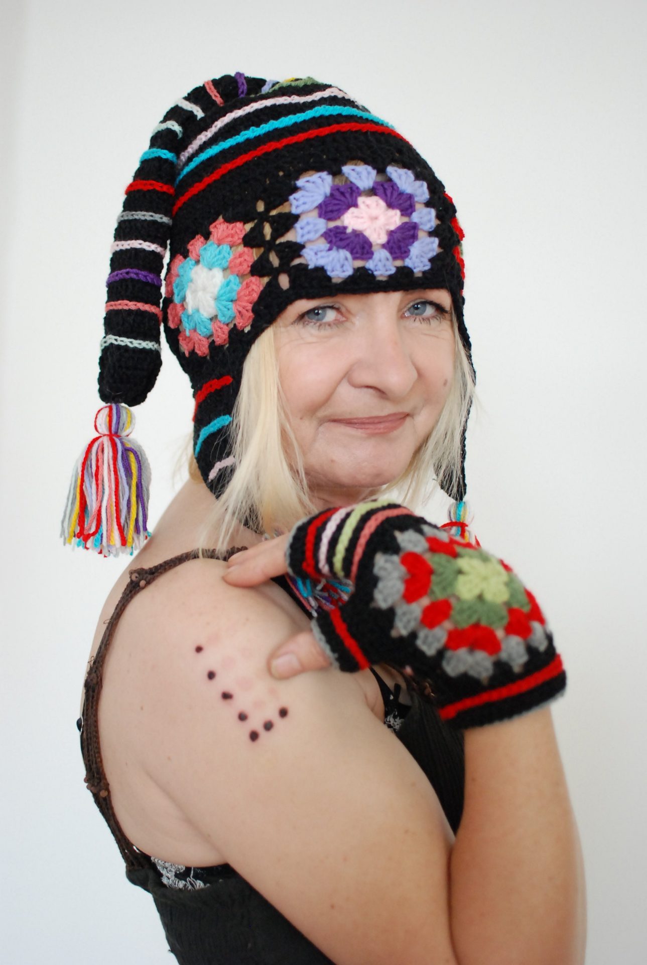 „Psychodeliczny Gnom” – Czapka Pixie z Kwadratami Babuni „Psychodeliczny Gnom” – Czapka Pixie z Kwadratami Babuni