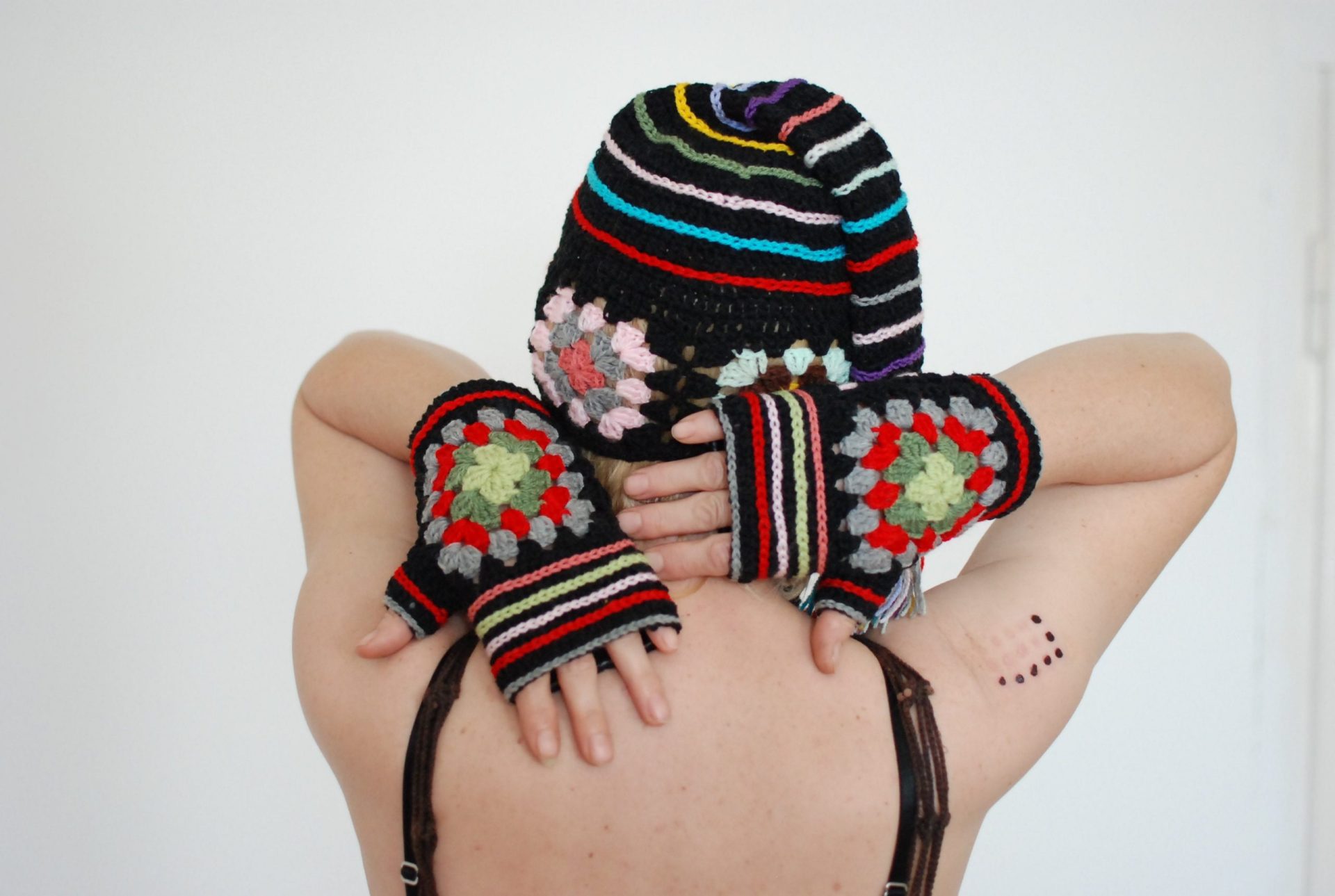 „Eksplozja Barw w Ciemności” – Szydełkowe Mitenki Psychedelic Boho „Eksplozja Barw w Ciemności” – Szydełkowe Mitenki Psychedelic Boho