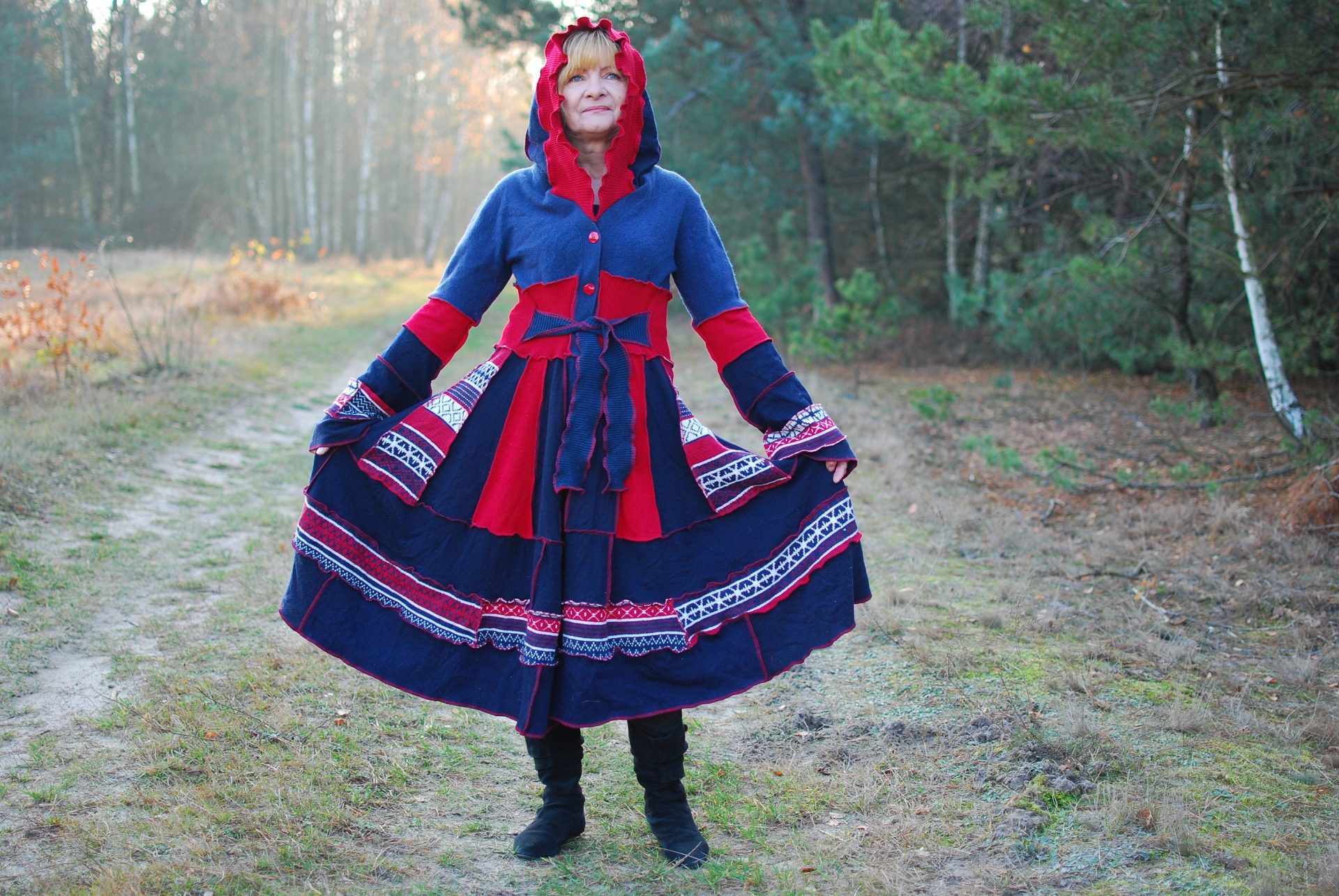 Nocna Opowieść: Elfia Szata z Kapturem – Granat, Czerwień i Folklor w Stylu Boho
