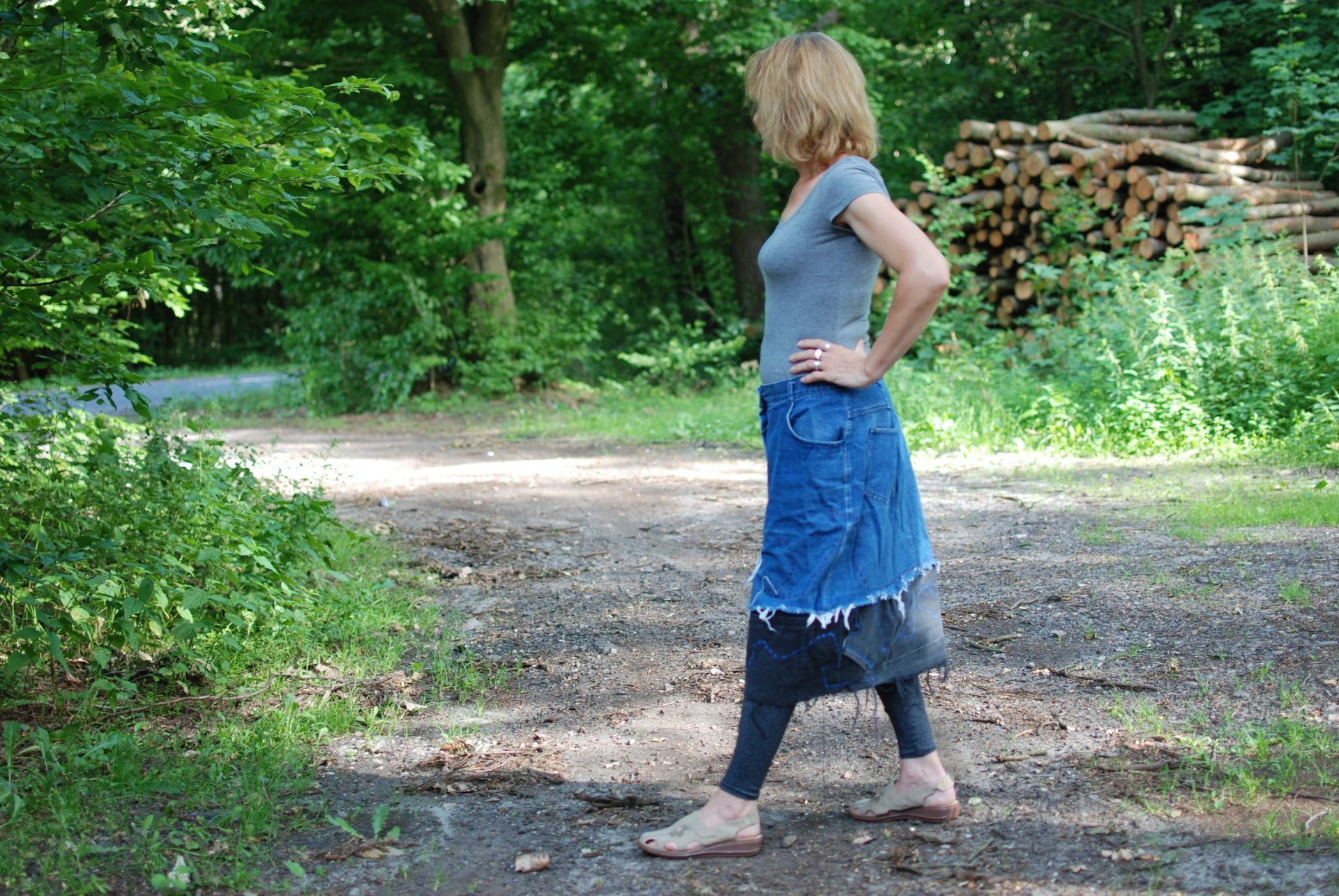 Buntowniczka z Wyboru: Jeansowa Spódnica Grunge – Błękit i Czerń w Stylu Rock Boho Buntowniczka z Wyboru: Jeansowa Spódnica Grunge – Błękit i Czerń w Stylu Rock Boho