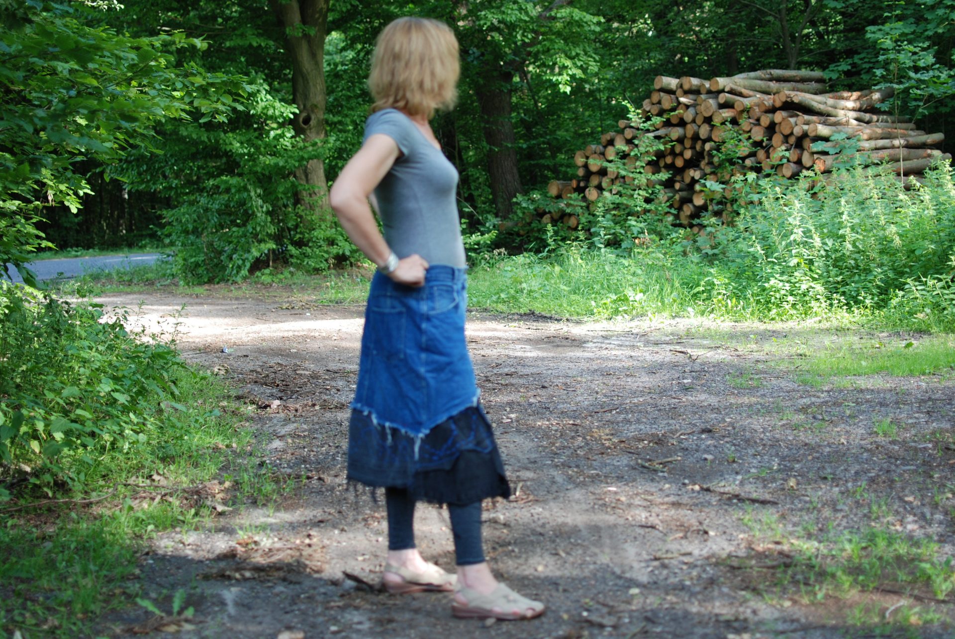 Buntowniczka z Wyboru: Jeansowa Spódnica Grunge – Błękit i Czerń w Stylu Rock Boho Buntowniczka z Wyboru: Jeansowa Spódnica Grunge – Błękit i Czerń w Stylu Rock Boho
