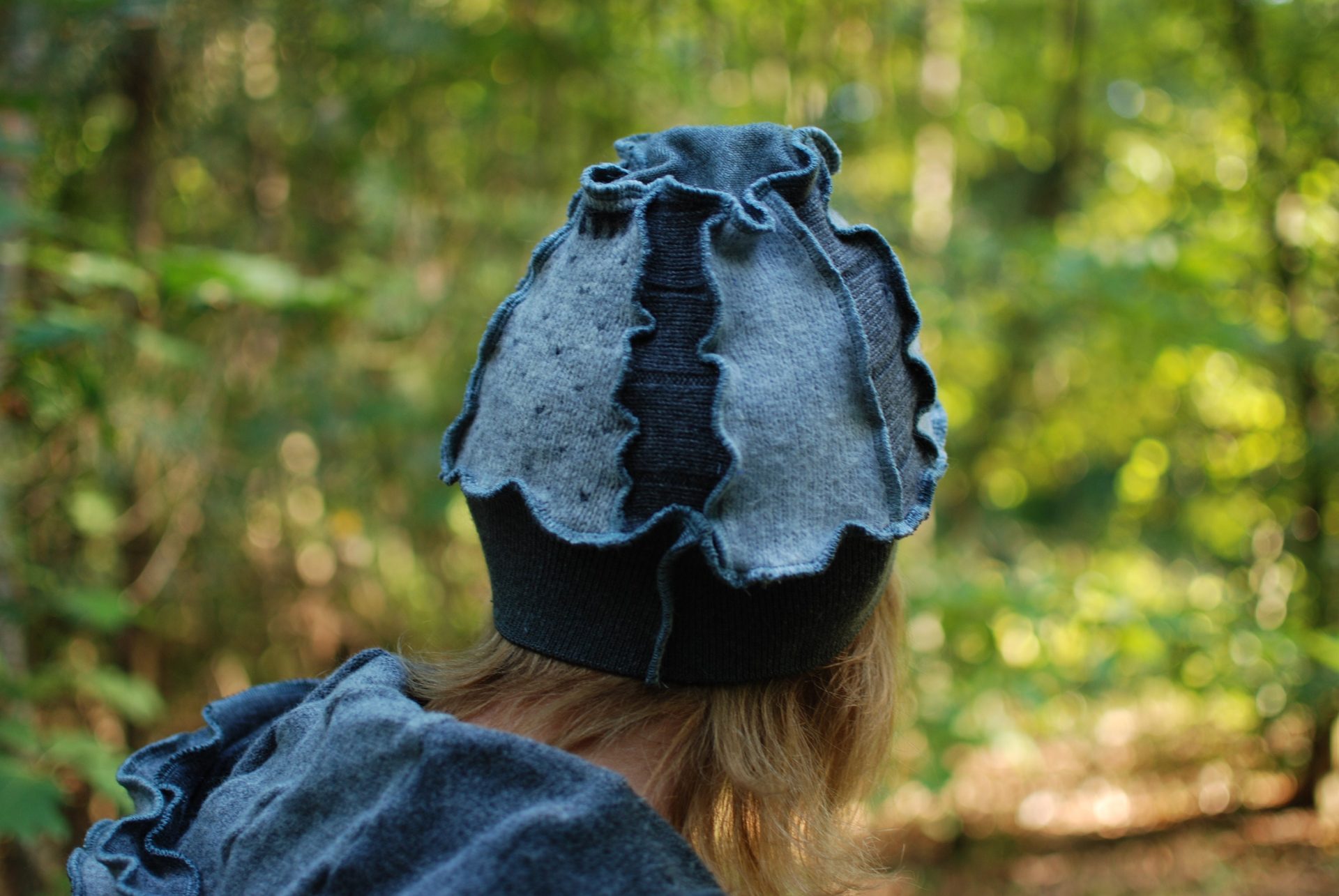 Tkaczka Mgieł: Elfia Czapka w Odcieniach Szarości – Monochromatyczna Magia i Leśny Spokój Tkaczka Mgieł: Elfia Czapka w Odcieniach Szarości – Monochromatyczna Magia i Leśny Spokój