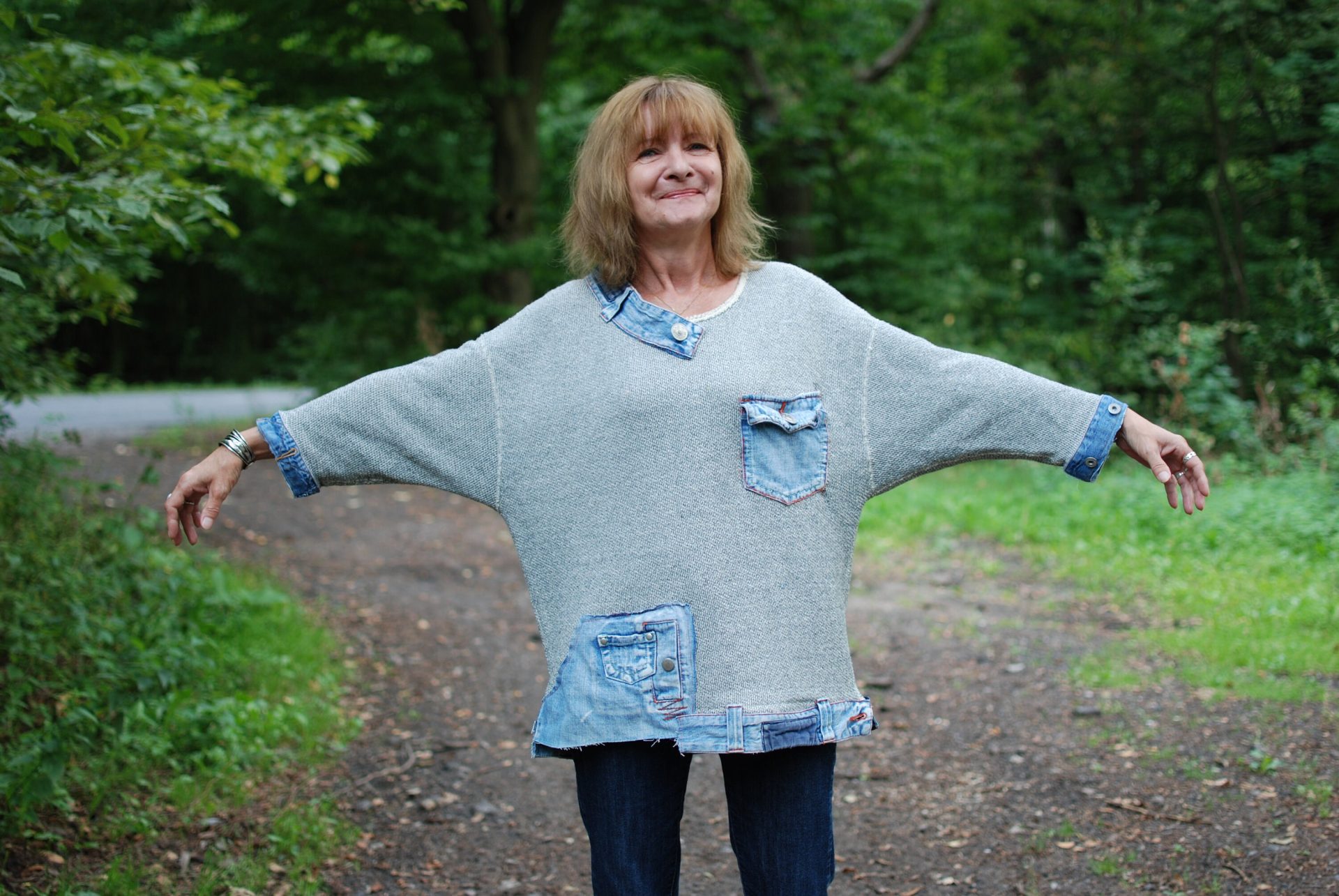 Błękit i Beton: Oversize'owa Bluza Grunge z Jeansu i Bawełny – Miejska Wolność w Stylu Boho