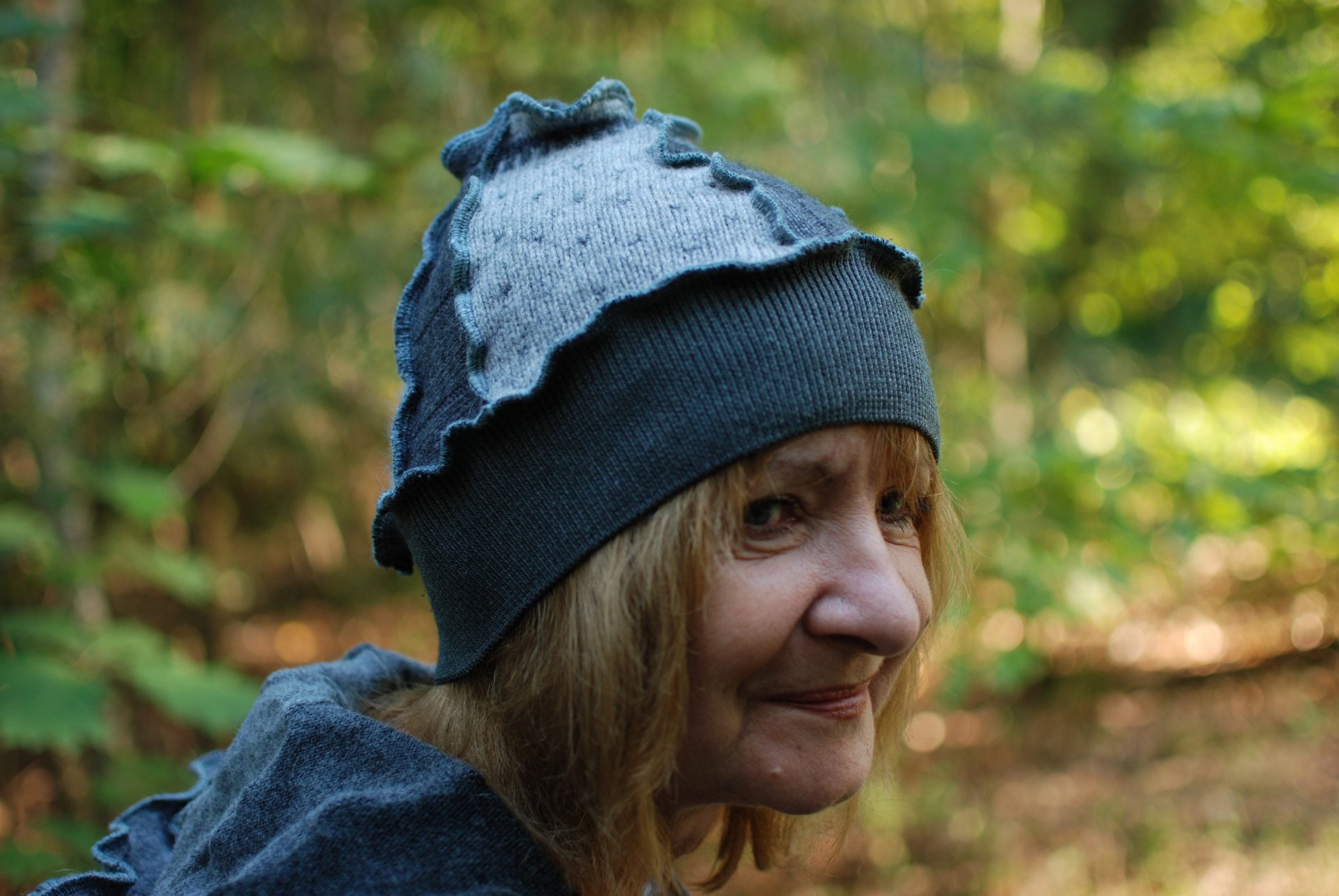 Tkaczka Mgieł: Elfia Czapka w Odcieniach Szarości – Monochromatyczna Magia i Leśny Spokój Tkaczka Mgieł: Elfia Czapka w Odcieniach Szarości – Monochromatyczna Magia i Leśny Spokój