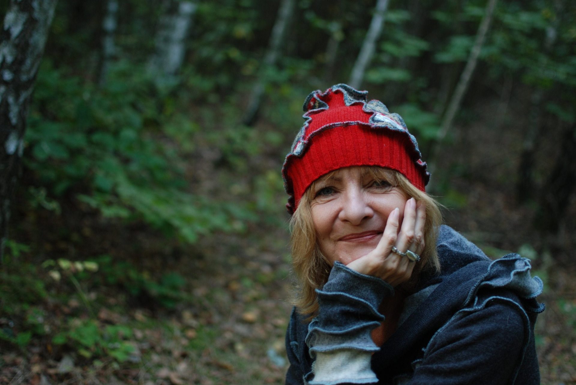 Serce Jarzębiny: Elfia Czapka Beanie – Czerwień i Popiół w Patchworkowym Tańcu Serce Jarzębiny: Elfia Czapka Beanie – Czerwień i Popiół w Patchworkowym Tańcu