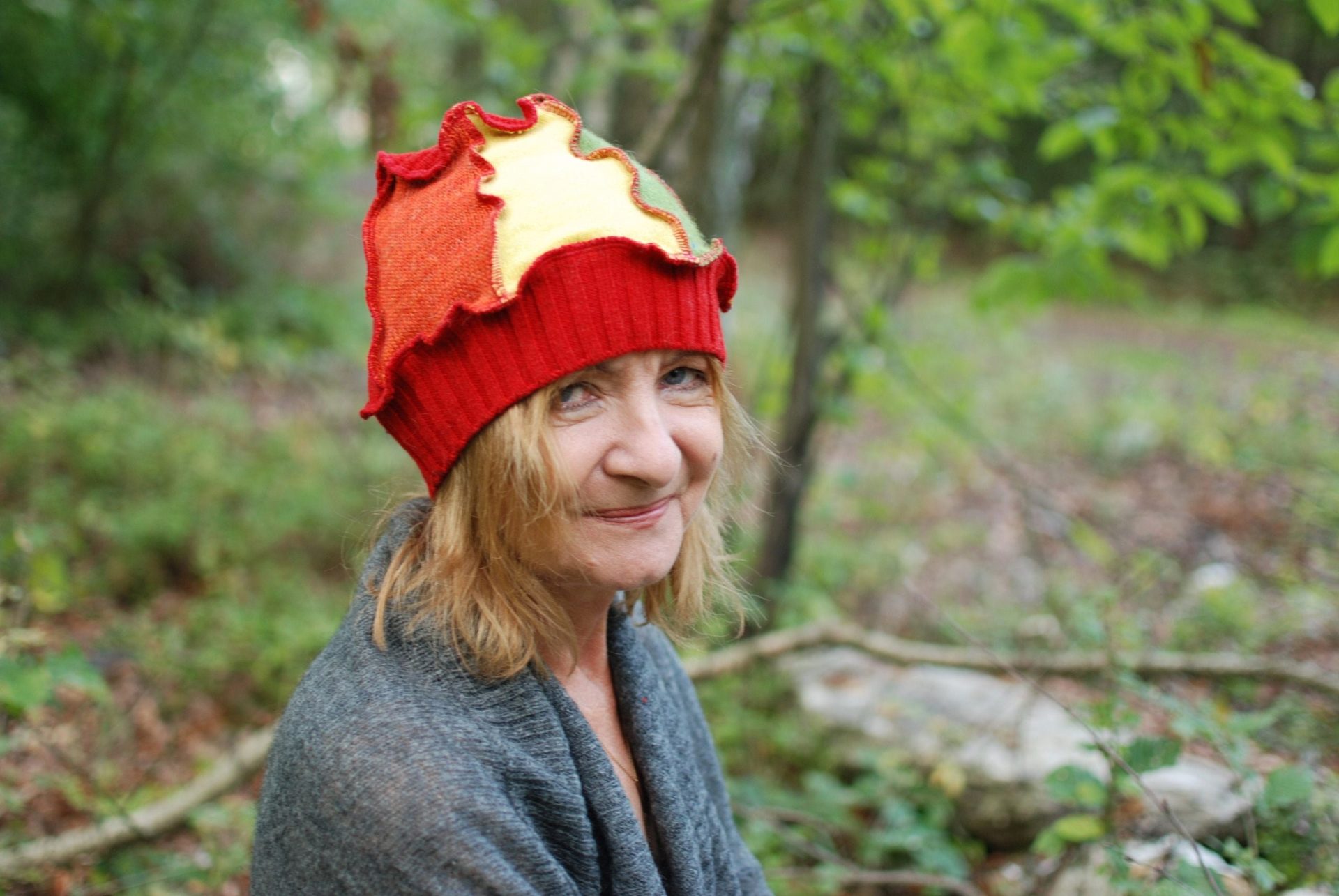 Pryzmat Radości: Tęczowa Czapka Beanie – Patchworkowy Manifest Koloru i Wolności Pryzmat Radości: Tęczowa Czapka Beanie – Patchworkowy Manifest Koloru i Wolności