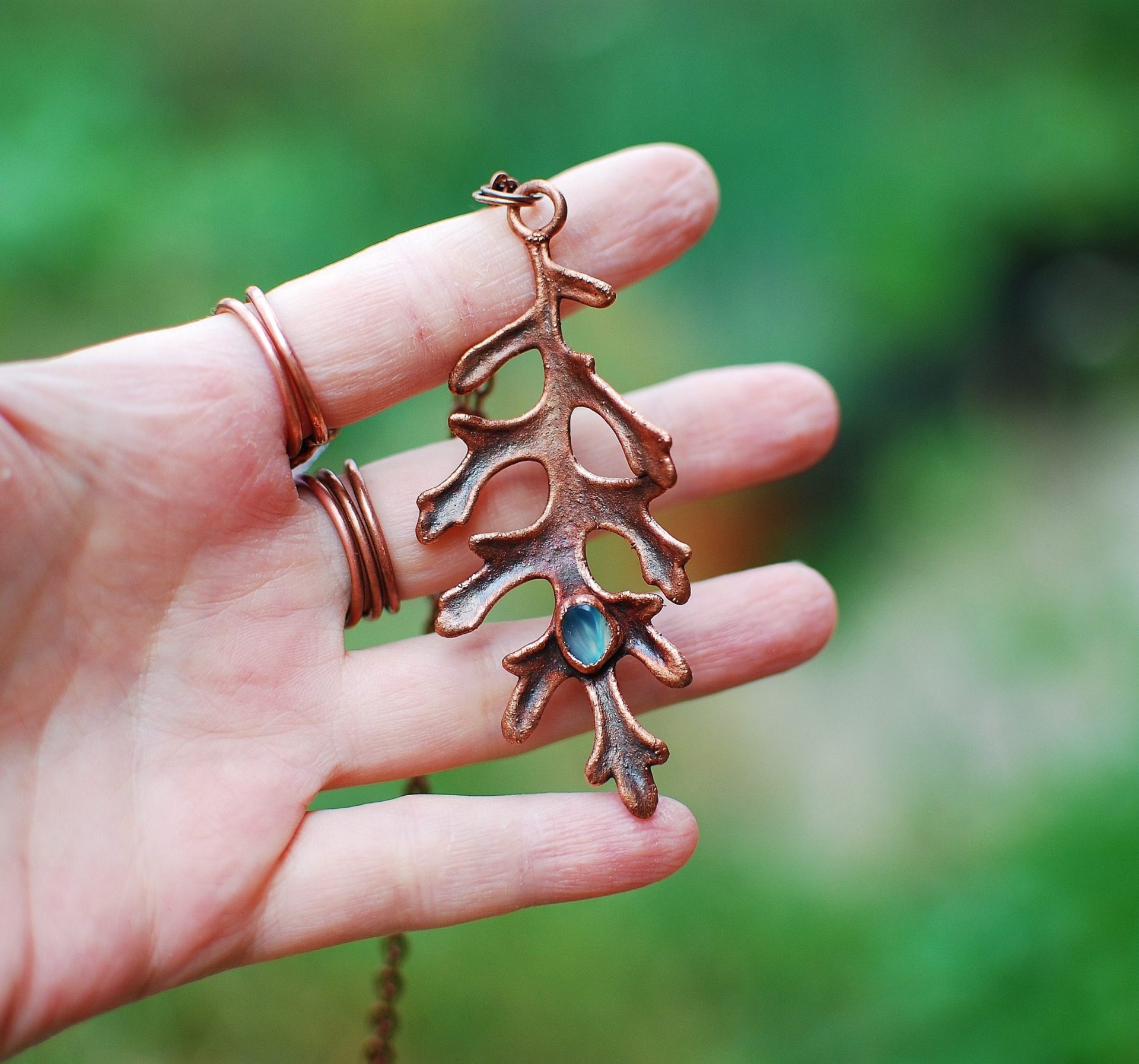 Leśny Amulet – Unikatowy Naszyjnik Miedziany z Prawdziwym Liściem Starca i Agatem Leśny Amulet – Unikatowy Naszyjnik Miedziany z Prawdziwym Liściem Starca i Agatem