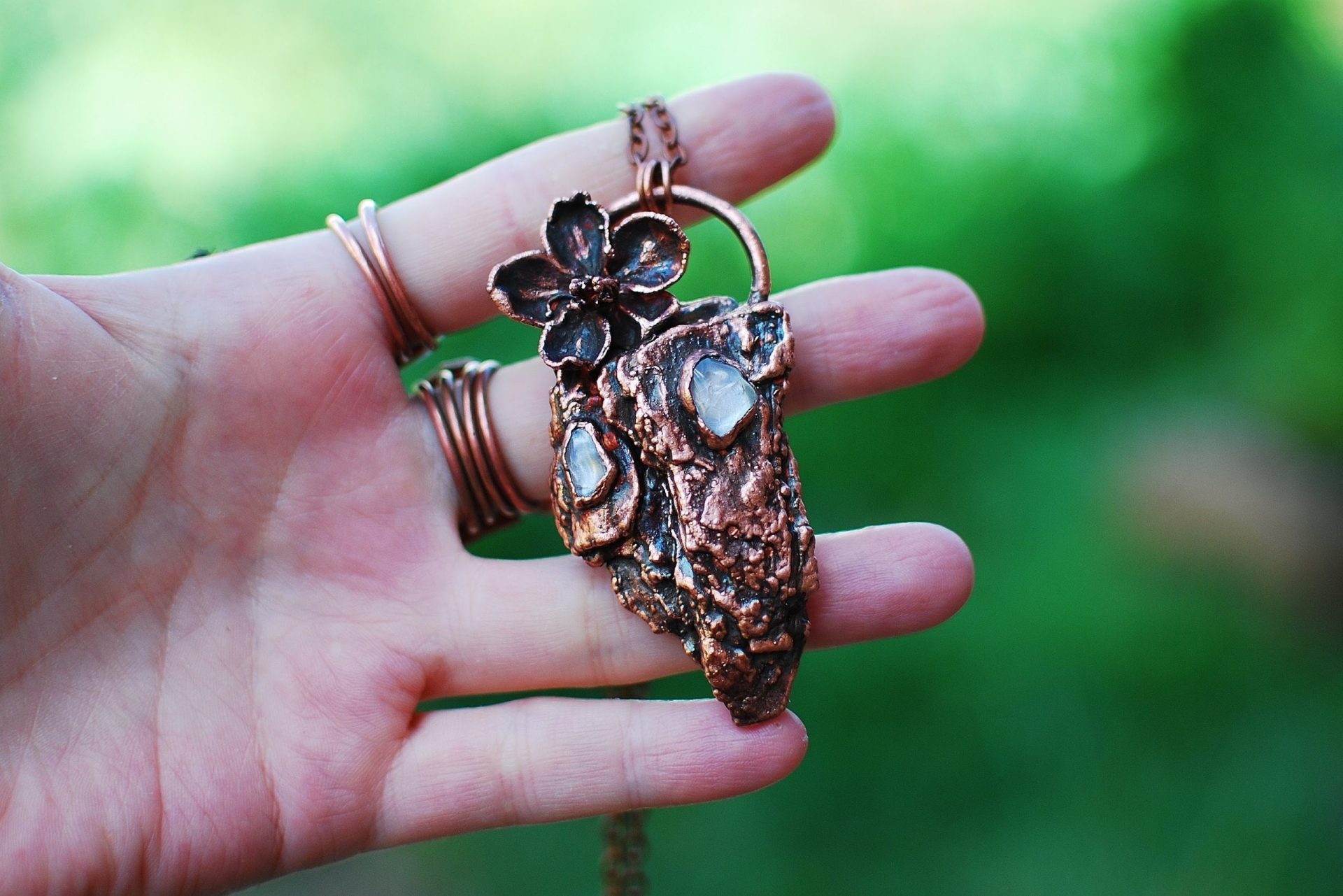 Magia Wiosny – Miedziany Wisior z Prawdziwym Kwiatem Wiśni, Korą i Kwarcem Dymnym Magia Wiosny – Miedziany Wisior z Prawdziwym Kwiatem Wiśni, Korą i Kwarcem Dymnym