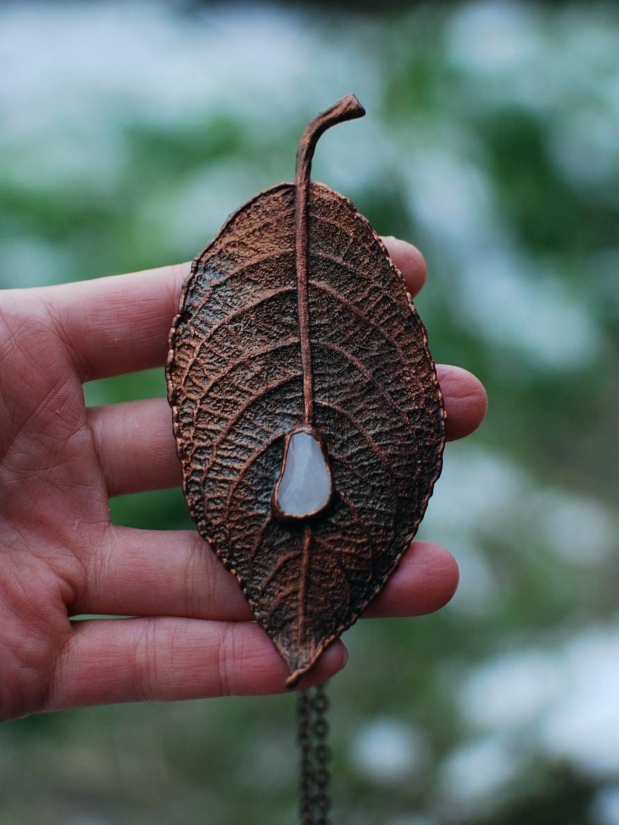 Kropla Księżyca na Liściu: Prawdziwy Liść w Miedzi z Mlecznym Kwarcem – Amulet Harmonii i Uzdrawiania Kropla Księżyca na Liściu: Prawdziwy Liść w Miedzi z Mlecznym Kwarcem – Amulet Harmonii i Uzdrawiania