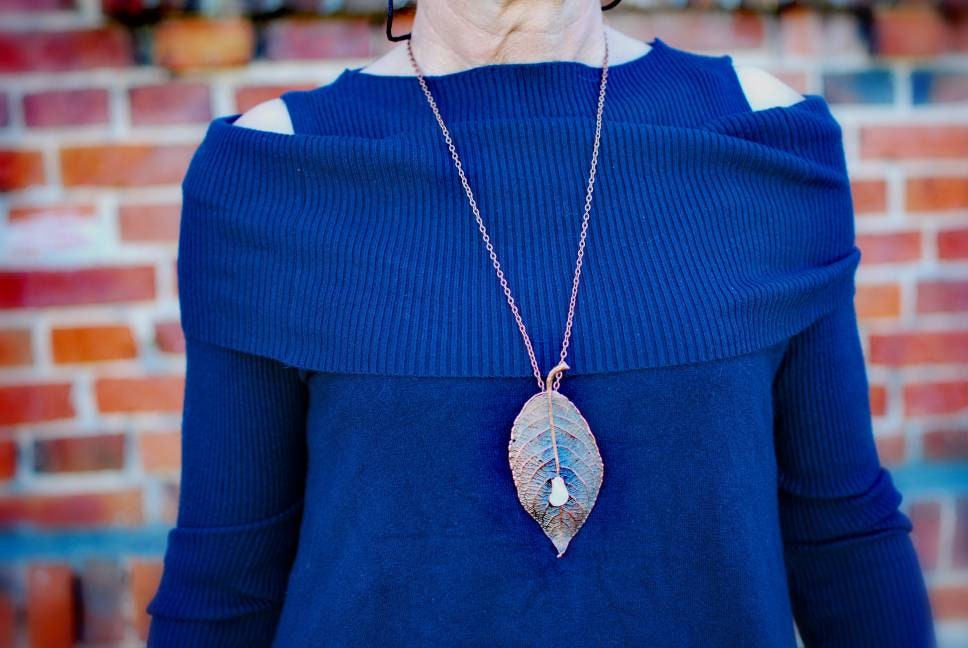 Kropla Księżyca na Liściu: Prawdziwy Liść w Miedzi z Mlecznym Kwarcem – Amulet Harmonii i Uzdrawiania Kropla Księżyca na Liściu: Prawdziwy Liść w Miedzi z Mlecznym Kwarcem – Amulet Harmonii i Uzdrawiania