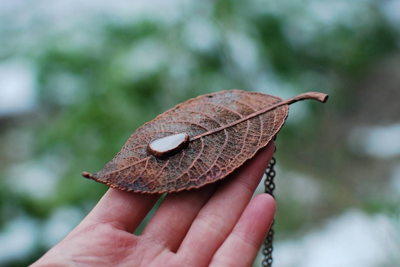 Kropla Księżyca na Liściu: Prawdziwy Liść w Miedzi z Mlecznym Kwarcem – Amulet Harmonii i Uzdrawiania Kropla Księżyca na Liściu: Prawdziwy Liść w Miedzi z Mlecznym Kwarcem – Amulet Harmonii i Uzdrawiania