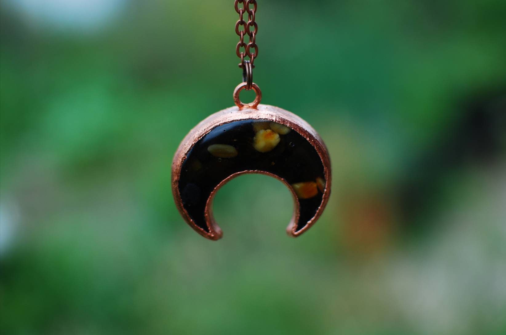Lunula – Miedziany Talizman Kobiecości z Bursztynem Lunula – Miedziany Talizman Kobiecości z Bursztynem