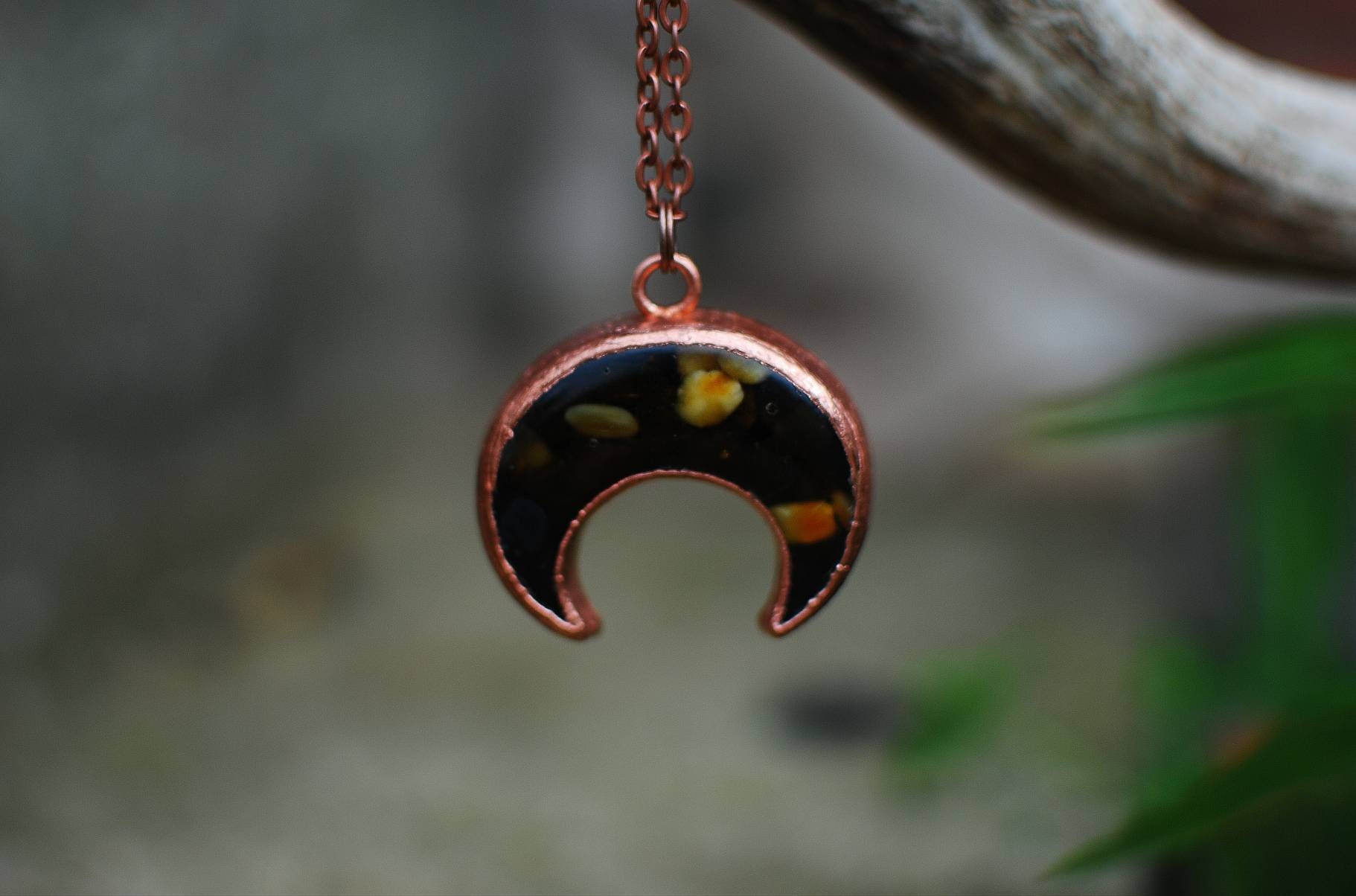 Lunula – Miedziany Talizman Kobiecości z Bursztynem Lunula – Miedziany Talizman Kobiecości z Bursztynem