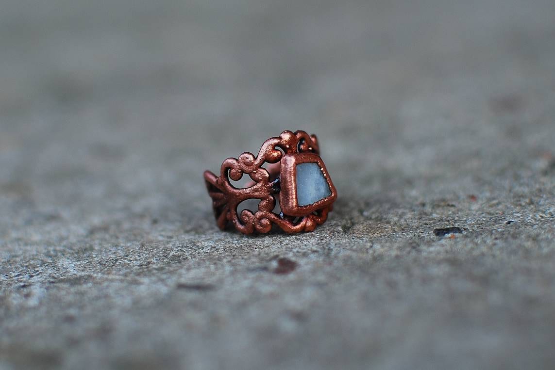 Magia Księżyca – Miedziany Pierścionek z Kamieniem Księżycowym Rozmiar 16 Magia Księżyca – Miedziany Pierścionek z Kamieniem Księżycowym Rozmiar 16