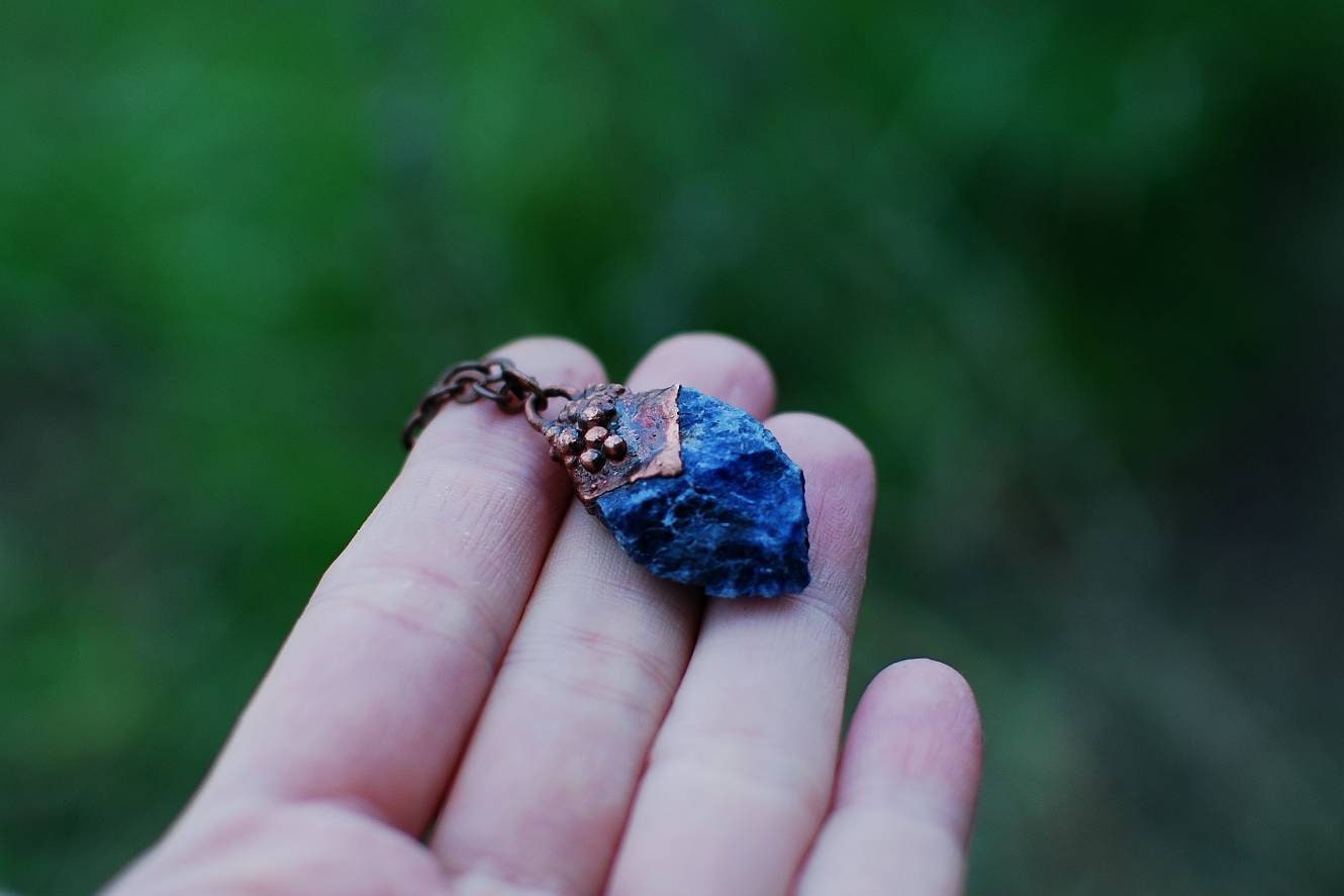 Granatowa Magia – Wisior z Surowym Sodalitem w Miedzianej Oprawie Granatowa Magia – Wisior z Surowym Sodalitem w Miedzianej Oprawie