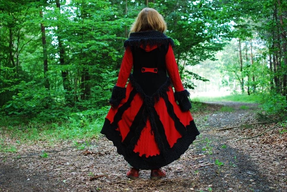 Leśna Królowa – Długi Płaszcz Swetrowy Pixie z Rozkloszowanym Dołem
