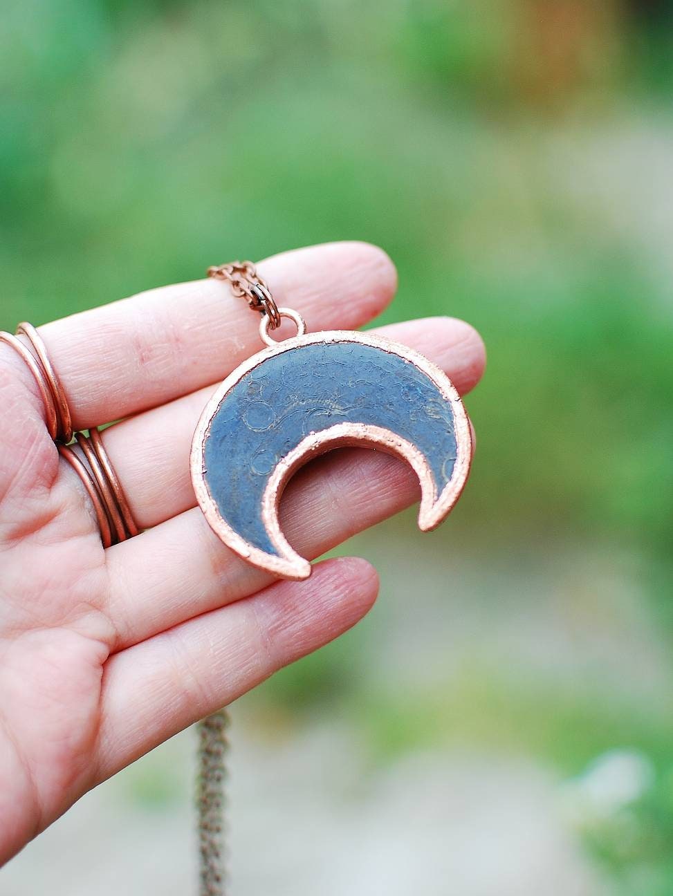 Lunula – Miedziany Talizman Kobiecości z Bursztynem Lunula – Miedziany Talizman Kobiecości z Bursztynem