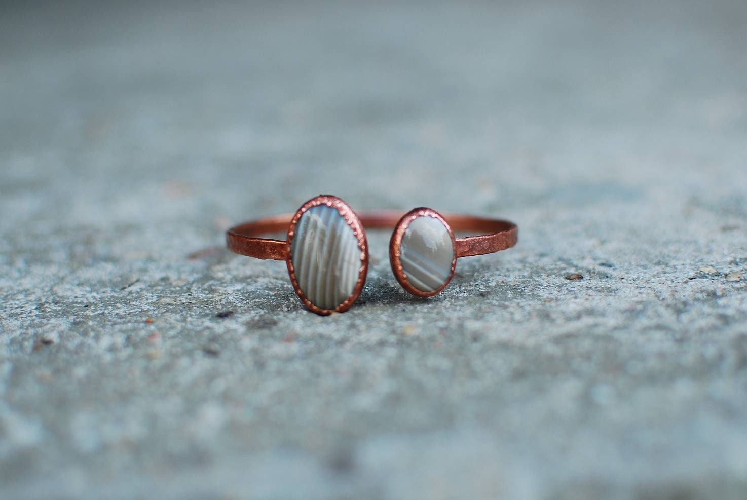 Kamień Ognia i Wody: Miedziana Bransoleta z Krzemieniem Pasiastym – Prastary Amulet z Sandomierskiej Ziemi Kamień Ognia i Wody: Miedziana Bransoleta z Krzemieniem Pasiastym – Prastary Amulet z Sandomierskiej Ziemi
