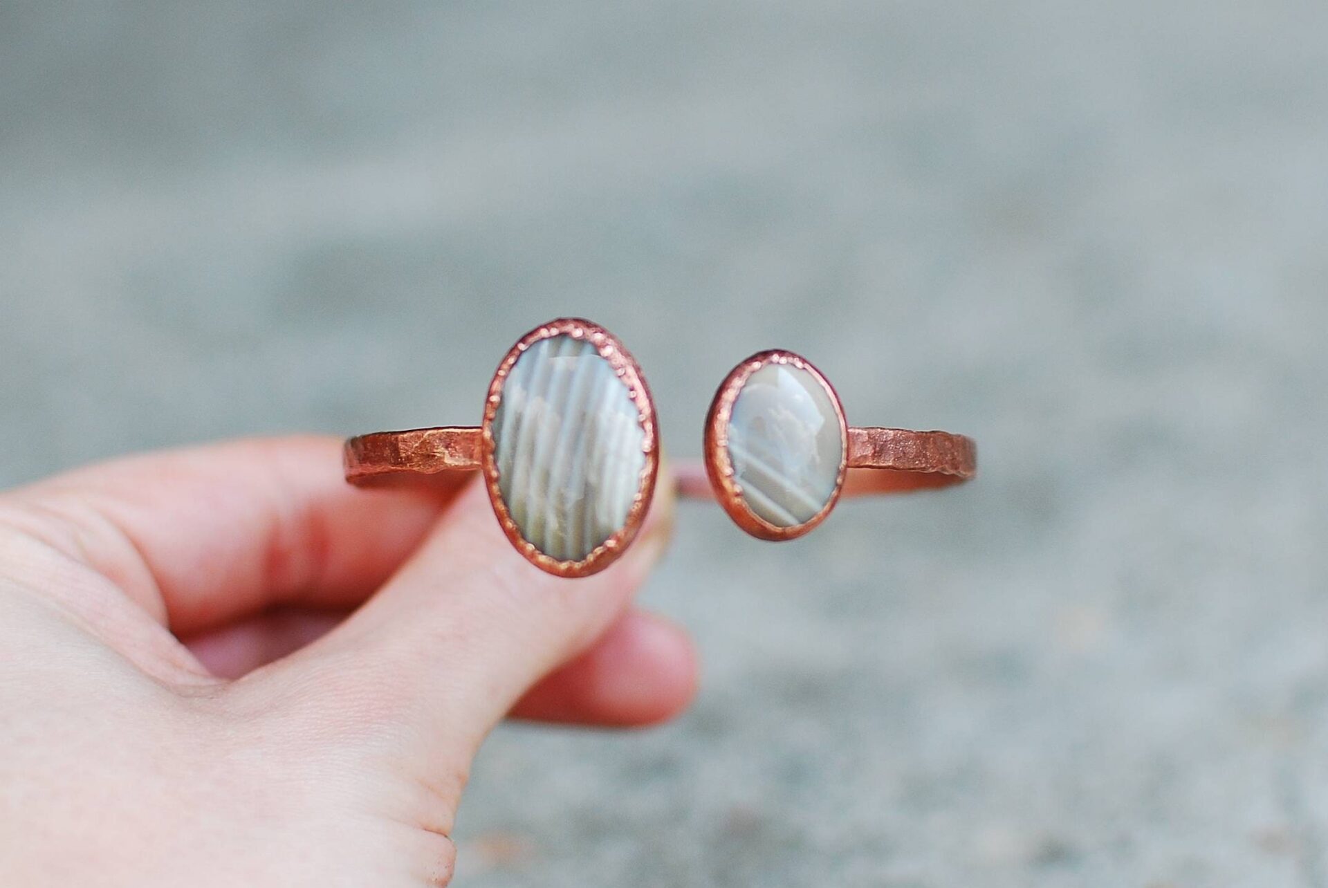 Kamień Ognia i Wody: Miedziana Bransoleta z Krzemieniem Pasiastym – Prastary Amulet z Sandomierskiej Ziemi Kamień Ognia i Wody: Miedziana Bransoleta z Krzemieniem Pasiastym – Prastary Amulet z Sandomierskiej Ziemi