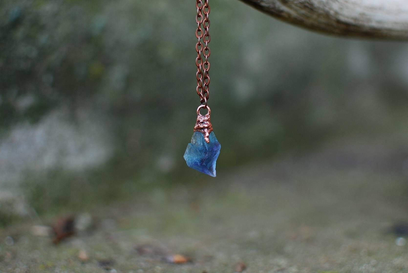 Strażnik Jasności: Surowy Fluoryt w Alchemicznej Miedzi – Magiczny Amulet Koncentracji i Równowagi Strażnik Jasności: Surowy Fluoryt w Alchemicznej Miedzi – Magiczny Amulet Koncentracji i Równowagi