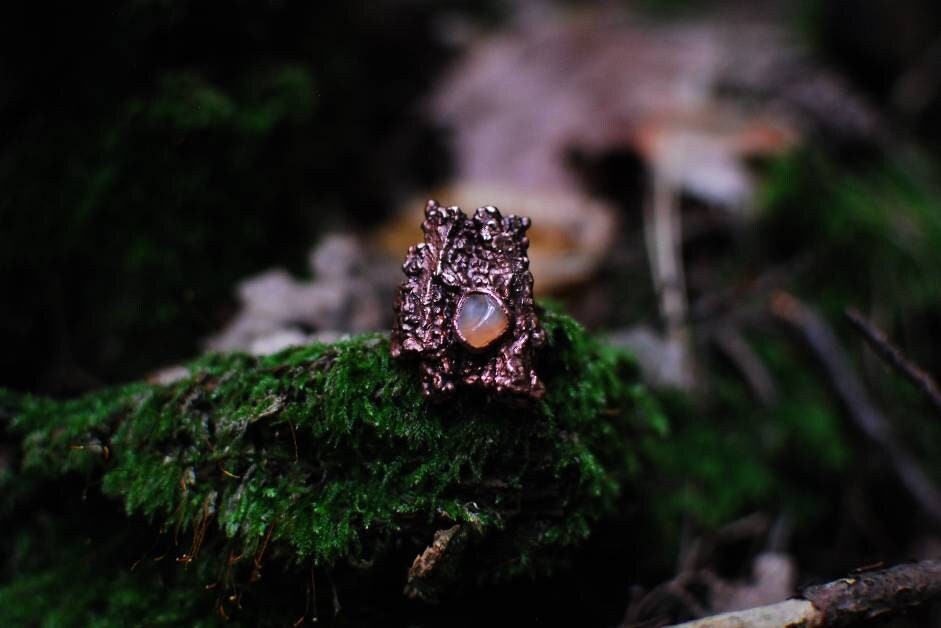 Płomień w Drewnie: Pierścień Mocy z Kory i Karneolu – Amulet Kreatywności i Życiowej Siły Rozmiar 13