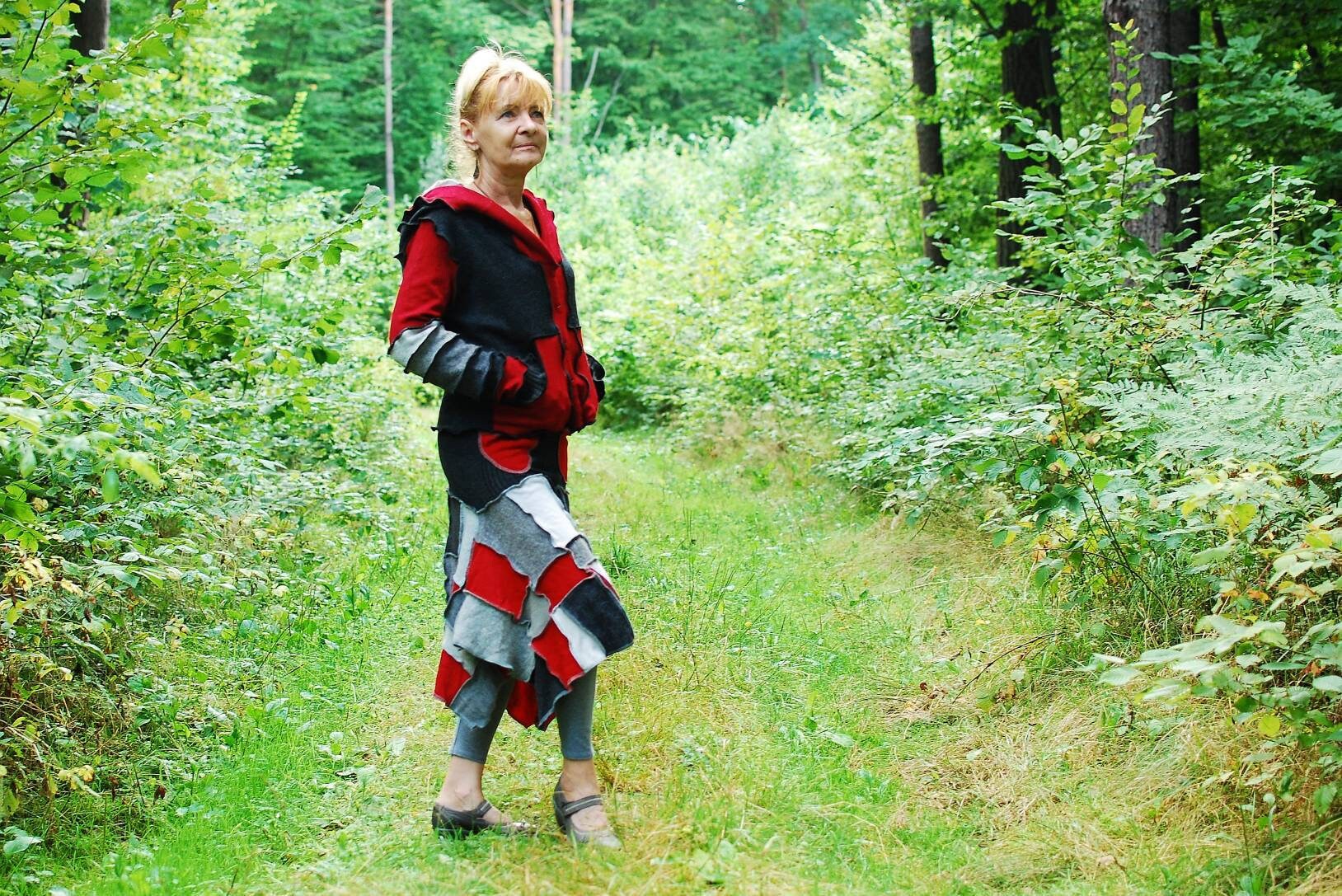 Jarzębina we Mgle: Elfia Spódnica Patchworkowa – Szarość i Czerwień w Leśnym Rytmie Jarzębina we Mgle: Elfia Spódnica Patchworkowa – Szarość i Czerwień w Leśnym Rytmie
