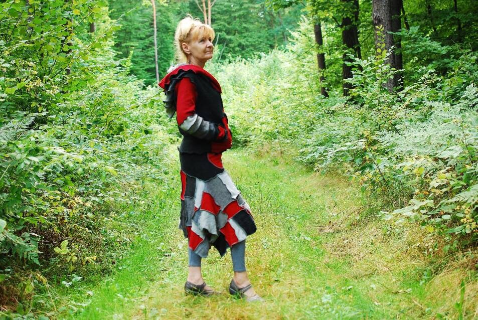 Jarzębina we Mgle: Elfia Spódnica Patchworkowa – Szarość i Czerwień w Leśnym Rytmie Jarzębina we Mgle: Elfia Spódnica Patchworkowa – Szarość i Czerwień w Leśnym Rytmie