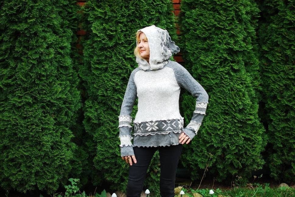 Śnieżny Świt: Elfia Bluza z Kapturem Pixie – Jasna Szarość i Nordyckie Sploty