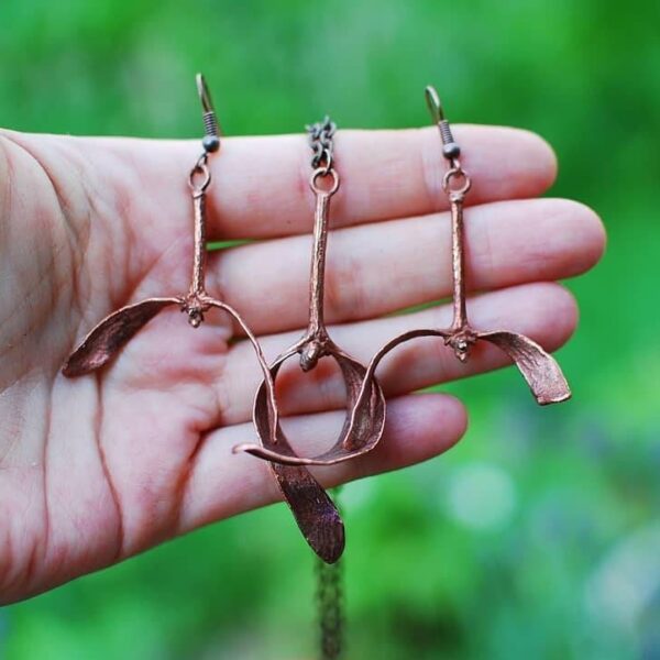 Amulet Pomyślności – Miedziany Komplet Biżuterii: Wisior i Kolczyki Amulet Pomyślności – Miedziany Komplet Biżuterii: Wisior i Kolczyki
