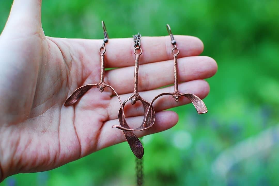 Amulet Pomyślności – Miedziany Komplet Biżuterii: Wisior i Kolczyki Amulet Pomyślności – Miedziany Komplet Biżuterii: Wisior i Kolczyki