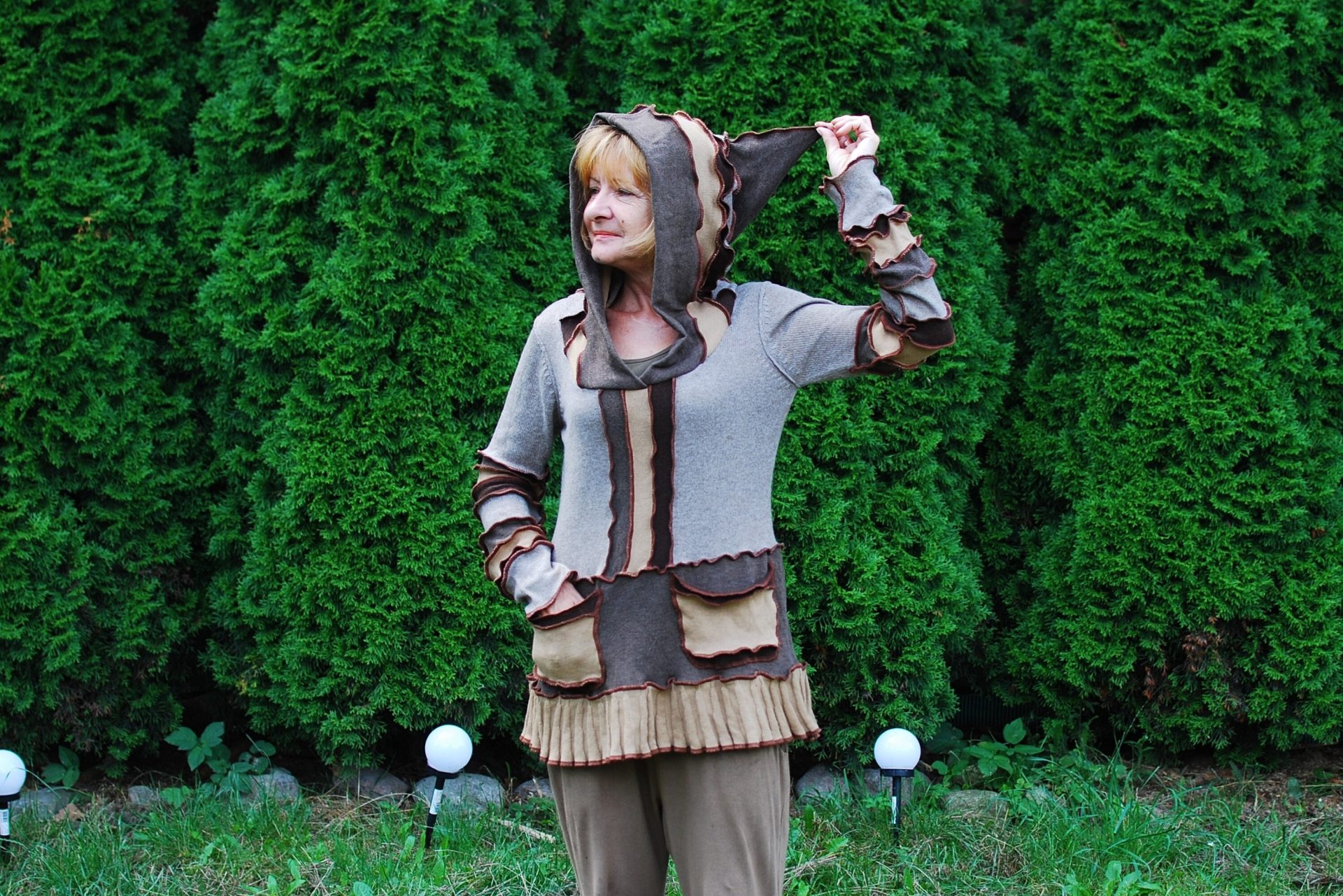 Pieśń Korzeni: Elfia Bluza ze Szpiczastym Kapturem – Beż, Brąz i Leśny Patchwork