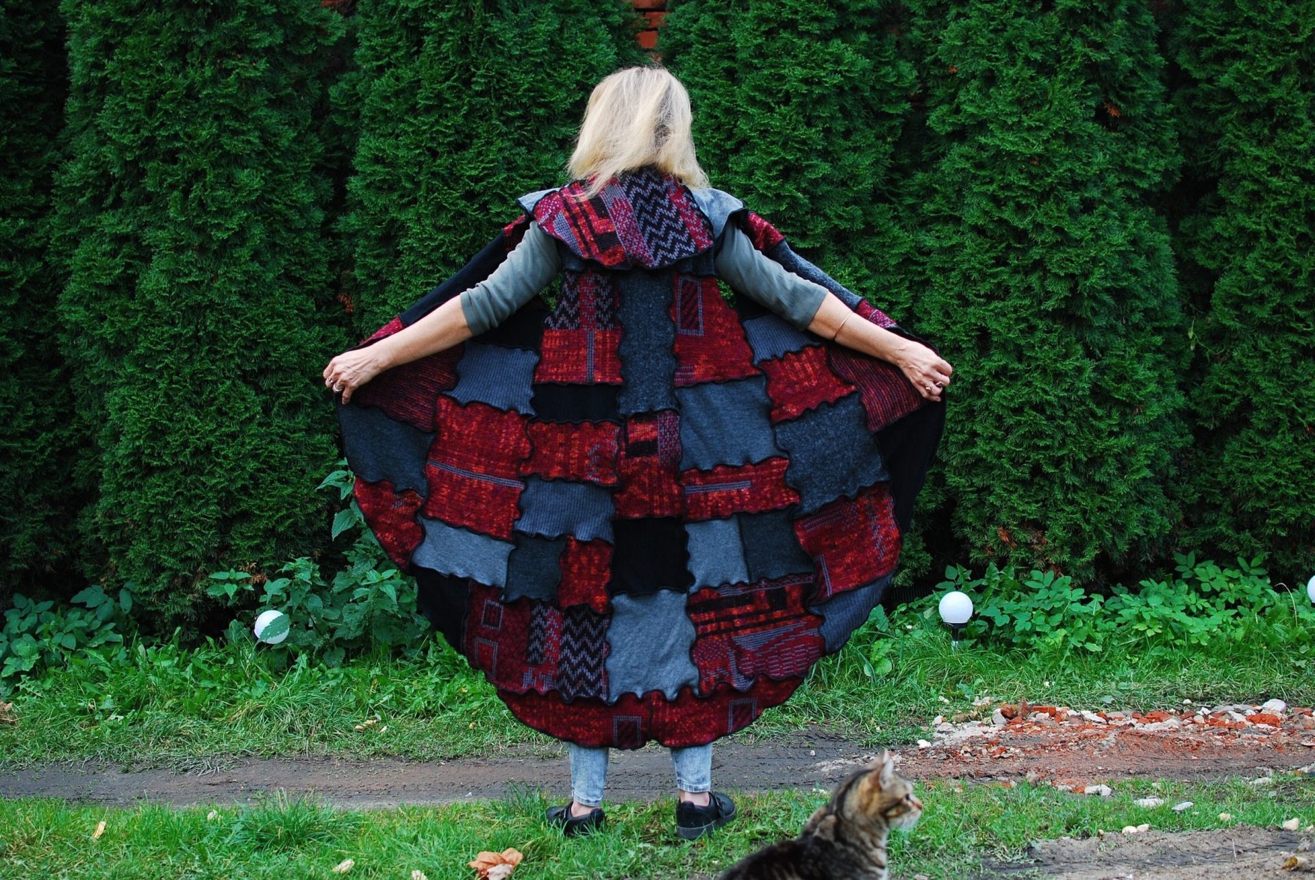 Wino i Popiół: Długa Kamizelka Patchworkowa – Bordo, Czerń i Szarość w Stylu Dark Boho
