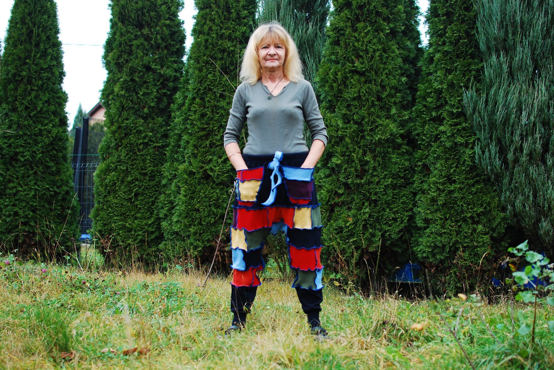 Kosmiczny Wędrowiec: Wełniane Szarawary Patchwork – Granat Nocy i Stonowana Tęcza Kosmiczny Wędrowiec: Wełniane Szarawary Patchwork – Granat Nocy i Stonowana Tęcza