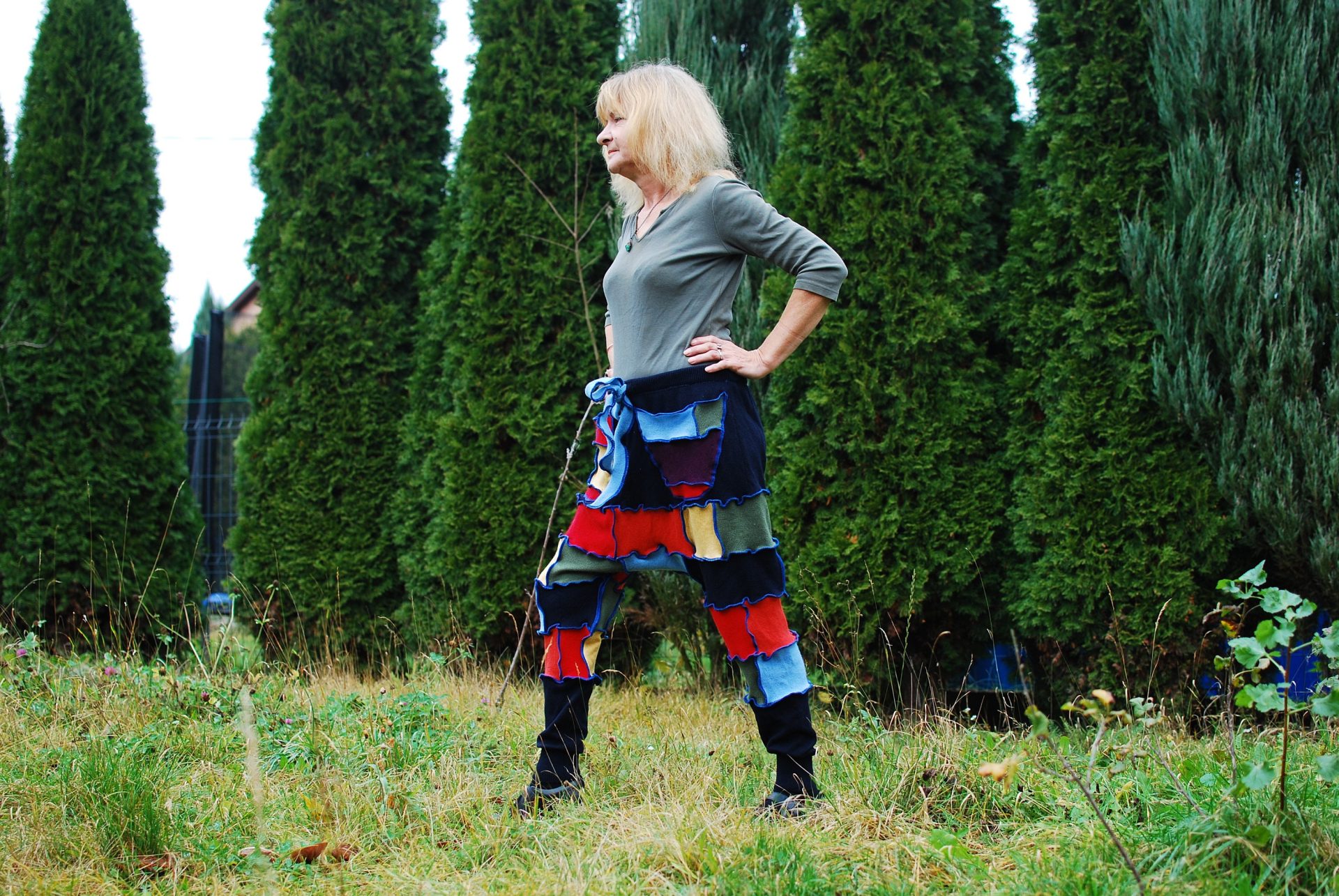 Kosmiczny Wędrowiec: Wełniane Szarawary Patchwork – Granat Nocy i Stonowana Tęcza Kosmiczny Wędrowiec: Wełniane Szarawary Patchwork – Granat Nocy i Stonowana Tęcza