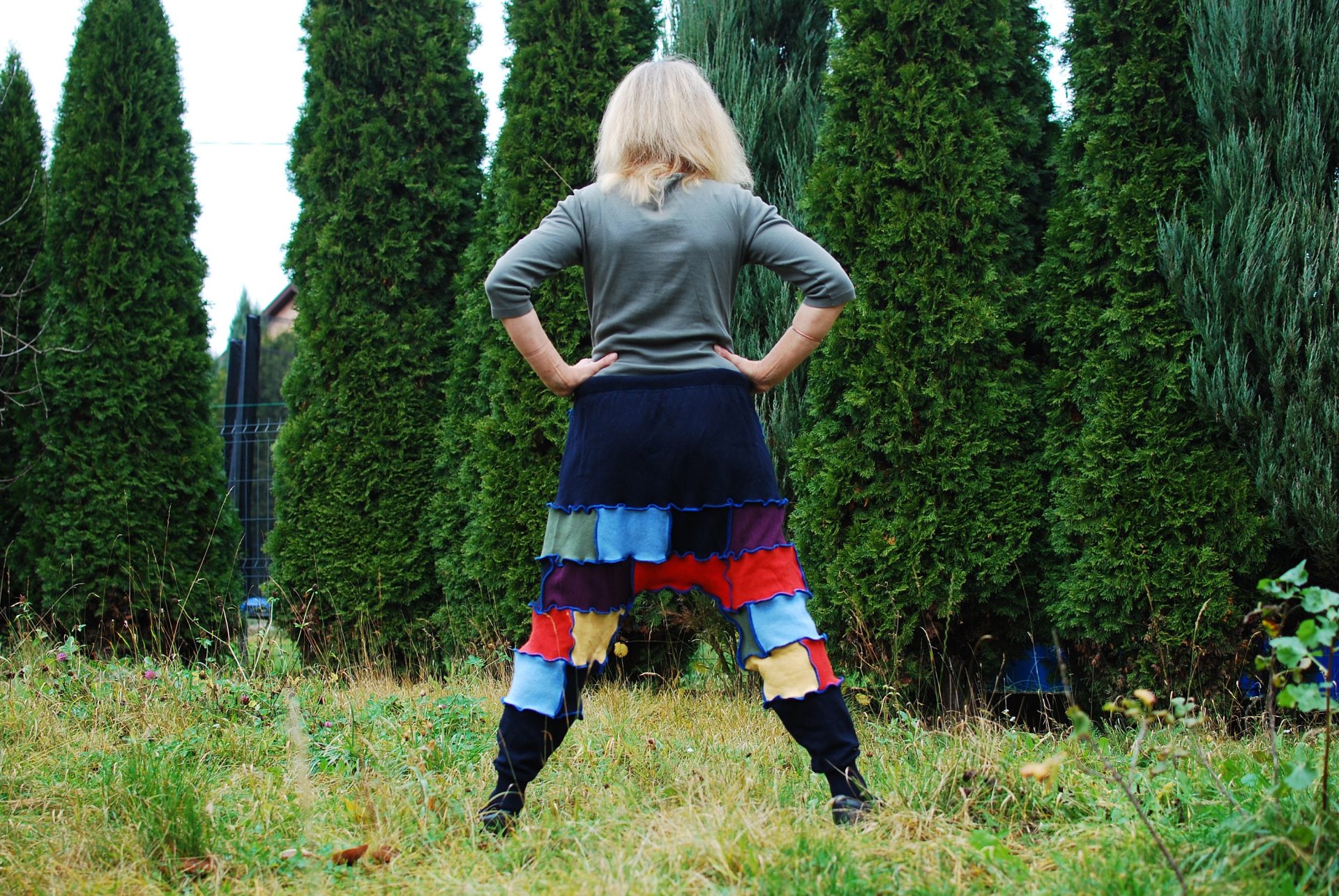 Kosmiczny Wędrowiec: Wełniane Szarawary Patchwork – Granat Nocy i Stonowana Tęcza Kosmiczny Wędrowiec: Wełniane Szarawary Patchwork – Granat Nocy i Stonowana Tęcza