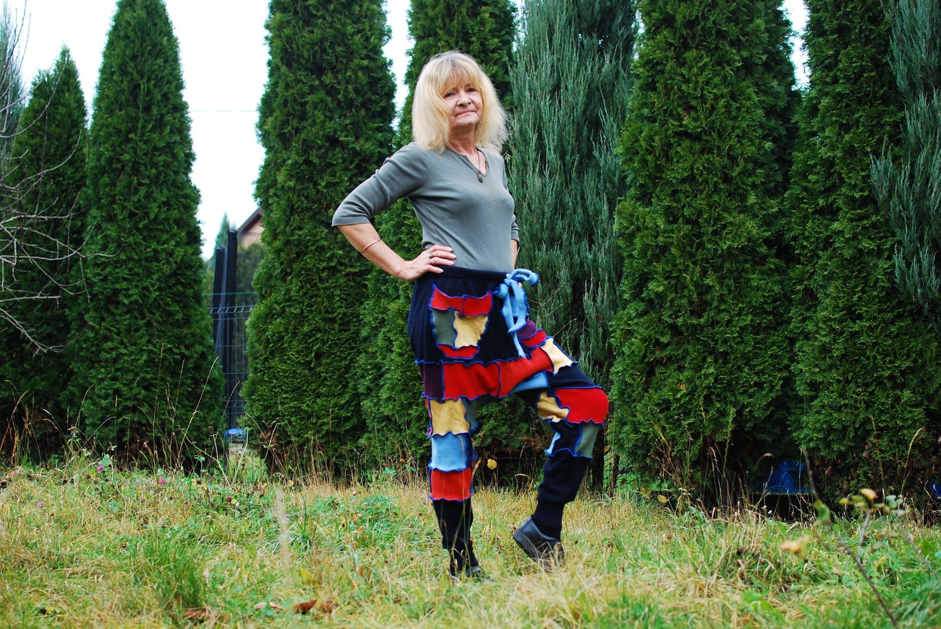 Kosmiczny Wędrowiec: Wełniane Szarawary Patchwork – Granat Nocy i Stonowana Tęcza