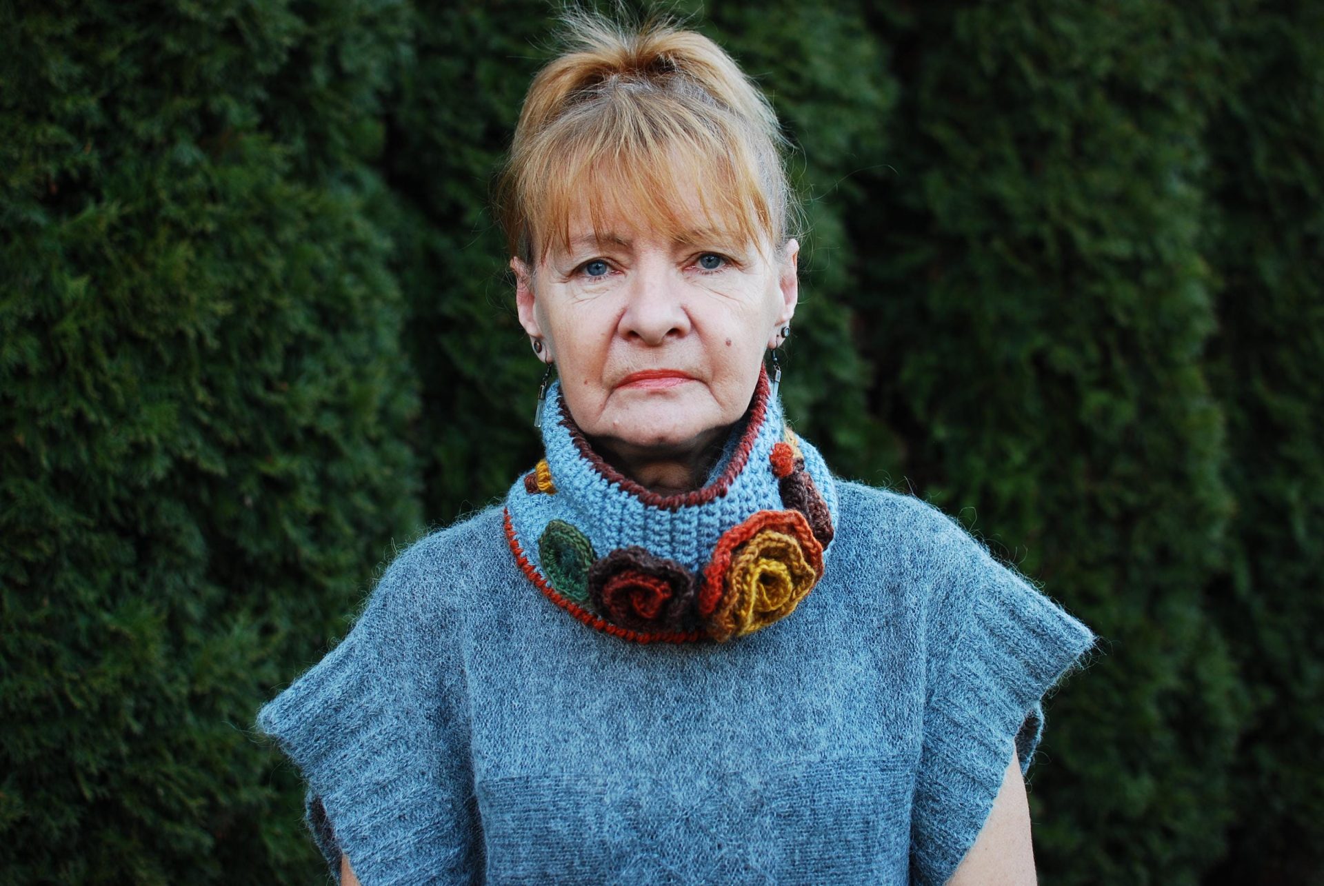 Komplet Boho: Jasnoszara Opaska i Mitlenki z Kwiatami 3D Komplet Boho: Jasnoszara Opaska i Mitlenki z Kwiatami 3D