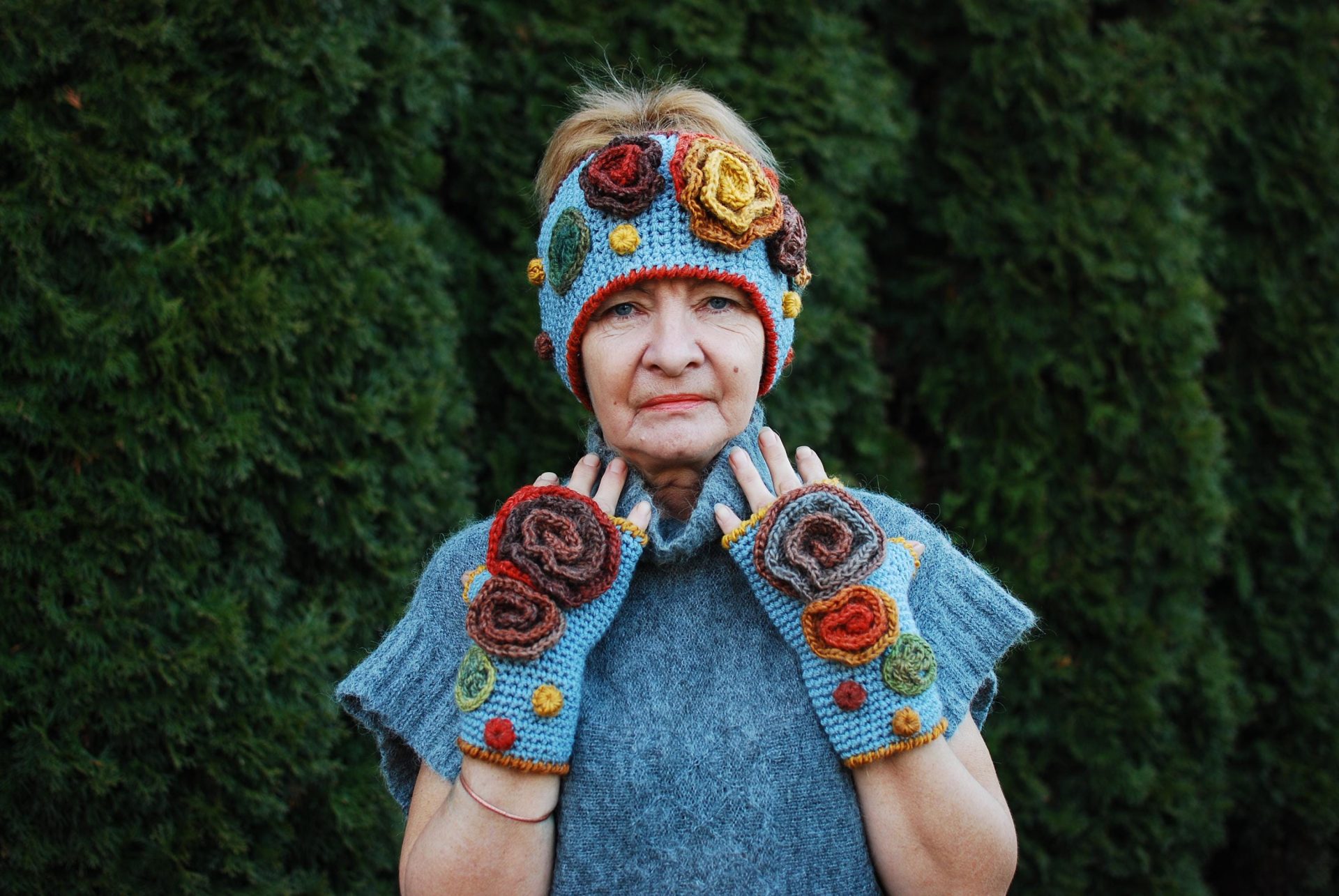Komplet Boho: Jasnoszara Opaska i Mitlenki z Kwiatami 3D Komplet Boho: Jasnoszara Opaska i Mitlenki z Kwiatami 3D