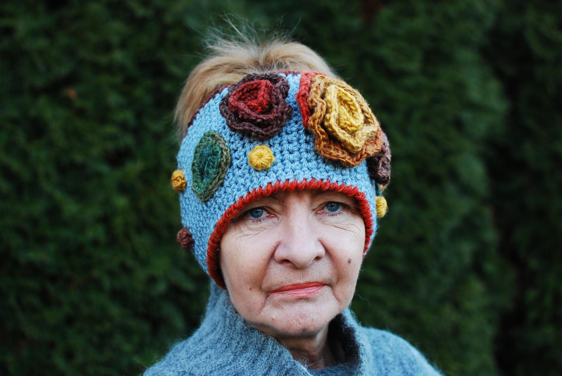 Komplet Boho: Jasnoszara Opaska i Mitlenki z Kwiatami 3D Komplet Boho: Jasnoszara Opaska i Mitlenki z Kwiatami 3D