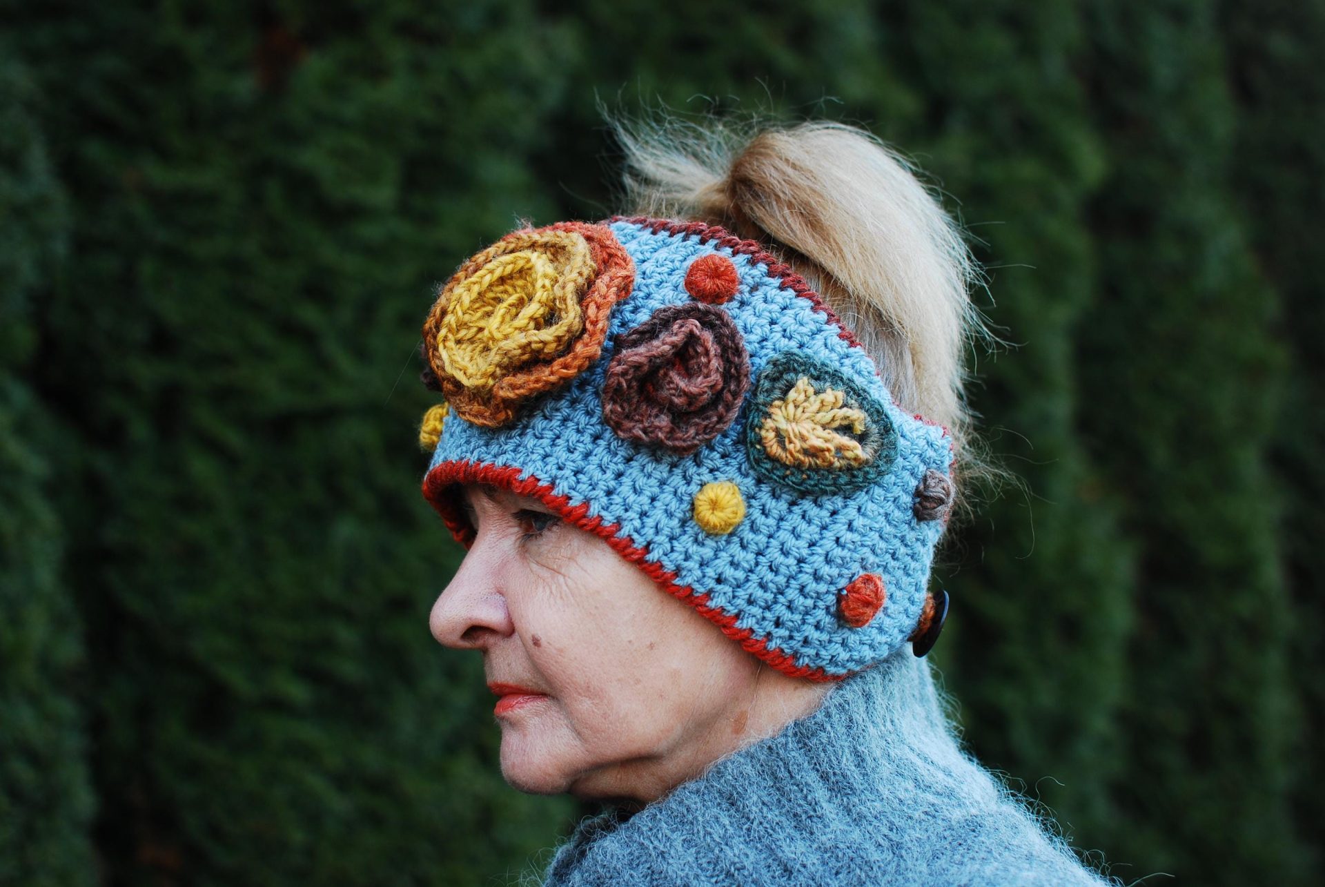 Komplet Boho: Jasnoszara Opaska i Mitlenki z Kwiatami 3D Komplet Boho: Jasnoszara Opaska i Mitlenki z Kwiatami 3D