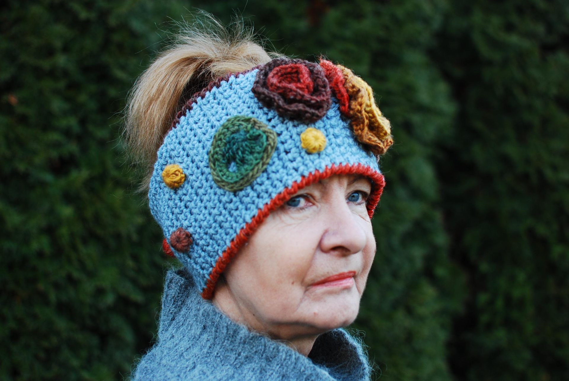 Komplet Boho: Jasnoszara Opaska i Mitlenki z Kwiatami 3D Komplet Boho: Jasnoszara Opaska i Mitlenki z Kwiatami 3D