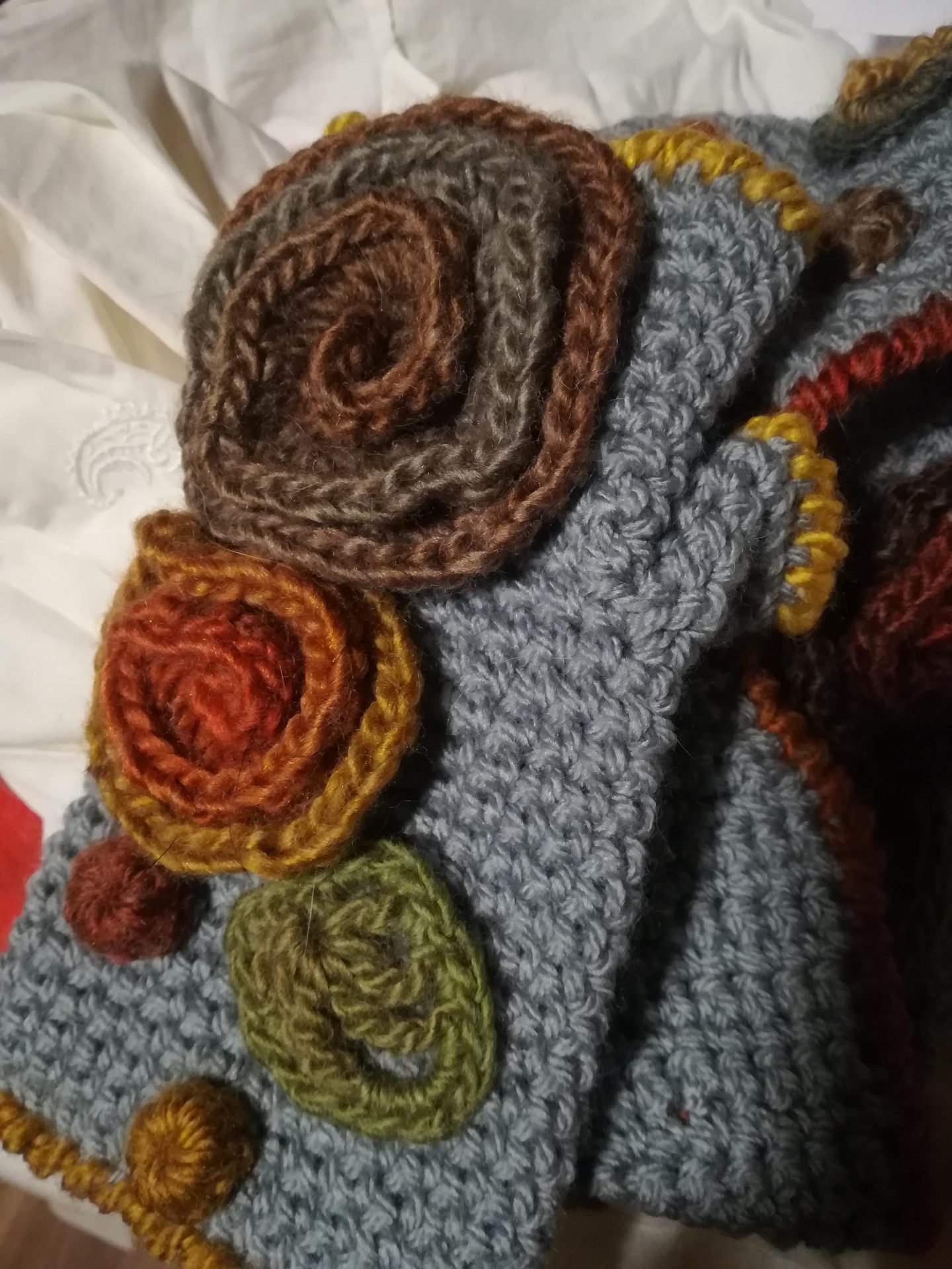 Komplet Boho: Jasnoszara Opaska i Mitlenki z Kwiatami 3D Komplet Boho: Jasnoszara Opaska i Mitlenki z Kwiatami 3D