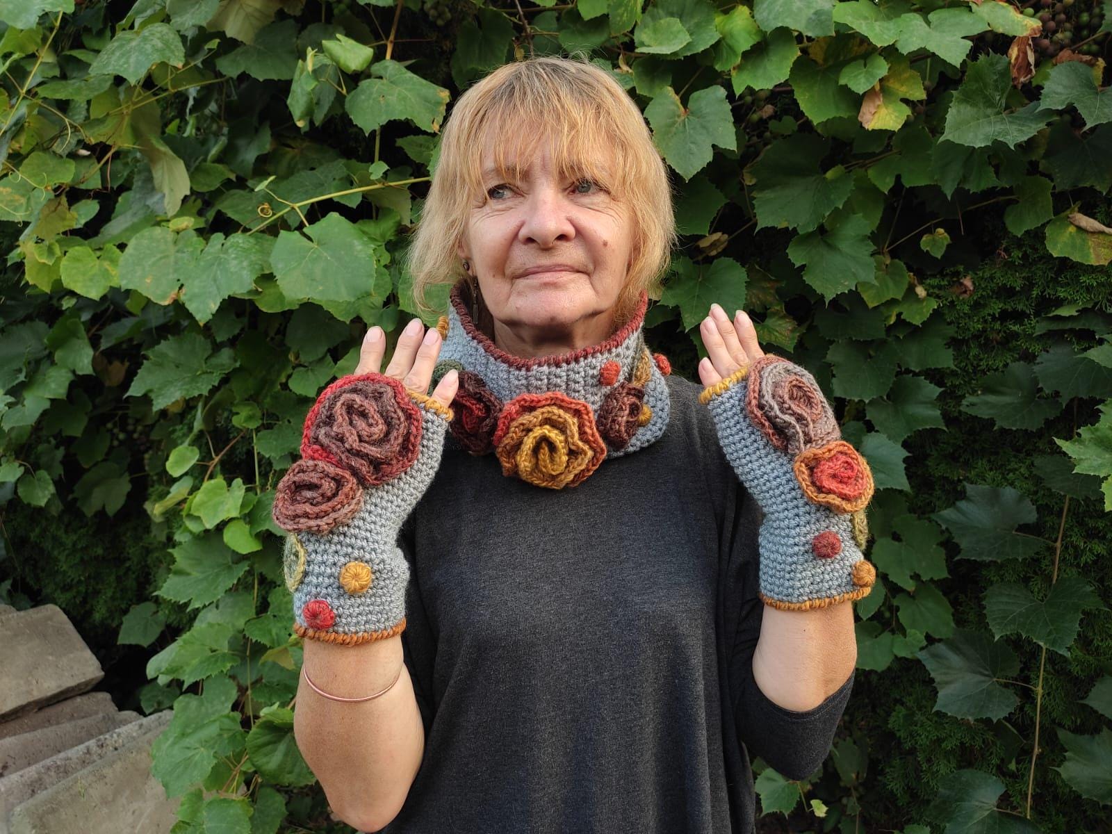 Komplet Boho: Jasnoszara Opaska i Mitlenki z Kwiatami 3D Komplet Boho: Jasnoszara Opaska i Mitlenki z Kwiatami 3D