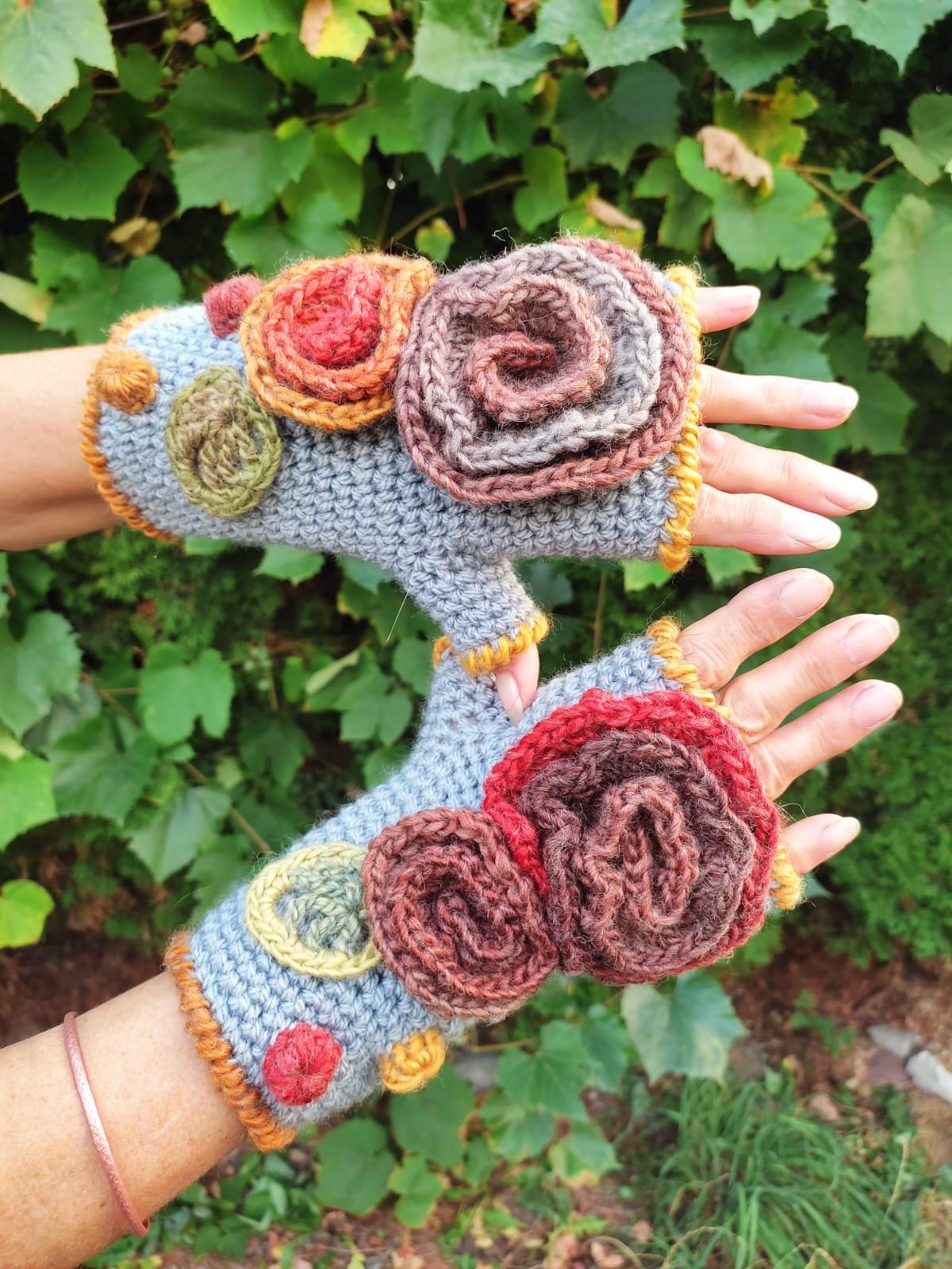 Komplet Boho: Jasnoszara Opaska i Mitlenki z Kwiatami 3D Komplet Boho: Jasnoszara Opaska i Mitlenki z Kwiatami 3D