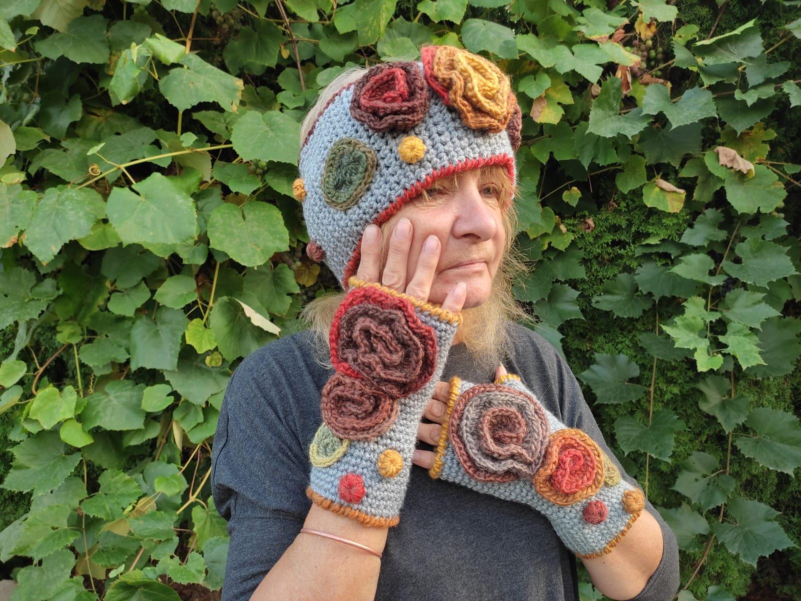 Komplet Boho: Jasnoszara Opaska i Mitlenki z Kwiatami 3D