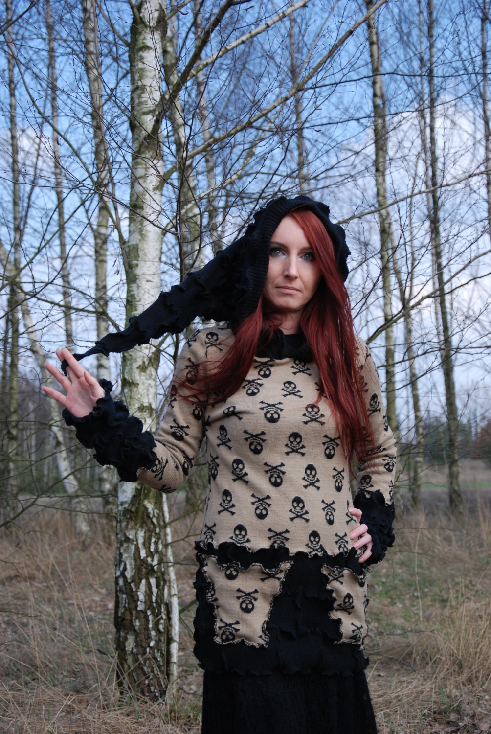 „Szept Kości” – Gotycka Tunika Pixie z Czaszkami „Szept Kości” – Gotycka Tunika Pixie z Czaszkami