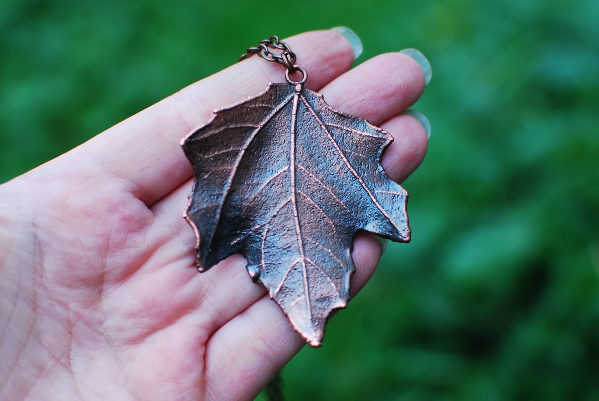 Strażnik Białoziemia – Miedziany Amulet z Topolą Białą