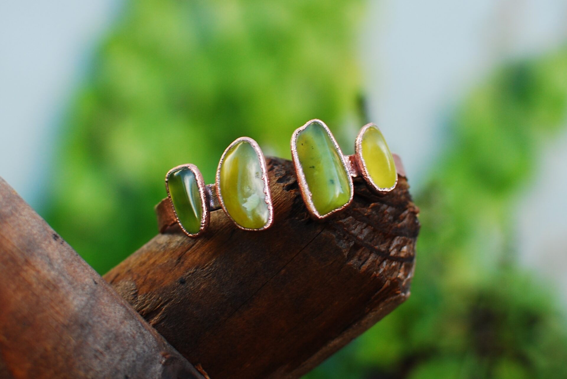 Oliwkowa Korona Boru – Bransoletka z Serpentynitem Oliwkowa Korona Boru – Bransoletka z Serpentynitem