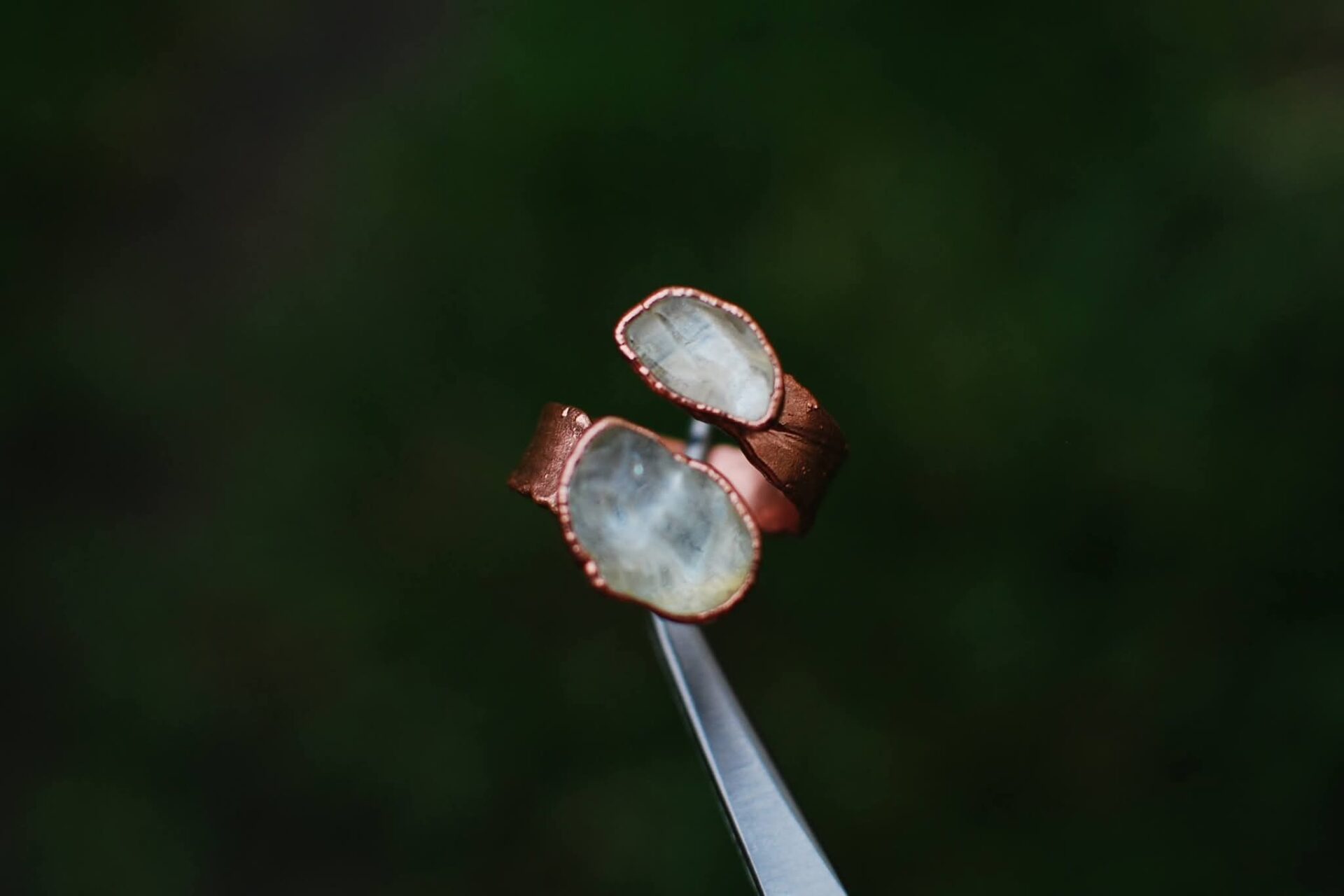 Amulet Słonecznego Blasku – Miedziana Obrączka z Topazem Amulet Słonecznego Blasku – Miedziana Obrączka z Topazem
